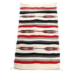 Tapis en laine tissée du sud-ouest de l'Amérique du Nord avec des rayures en forme de flèches stylisées C1930
