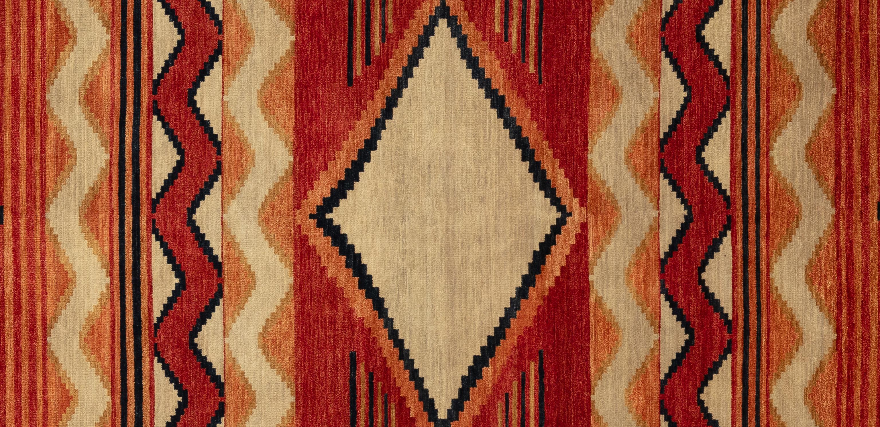 Questo splendido tappeto tribale tibetano proveniente dall'India è un capolavoro vibrante realizzato con lana di alta qualità, che mostra motivi intricati e colori ricchi che riflettono il patrimonio culturale della regione. Ogni disegno tessuto a