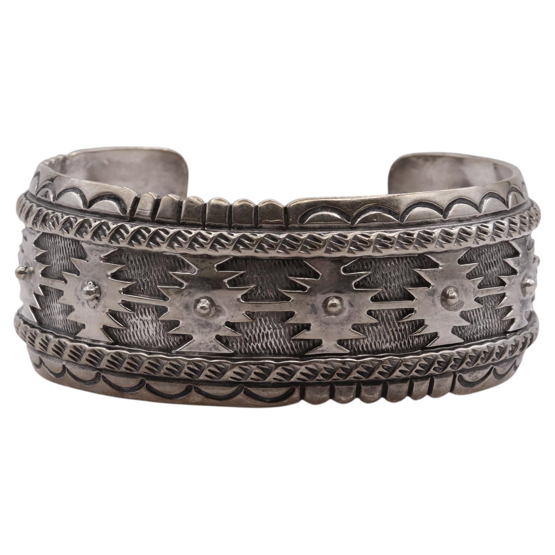 Bracelet manchette géométrique en argent massif signé par un artiste du Sud-Ouest