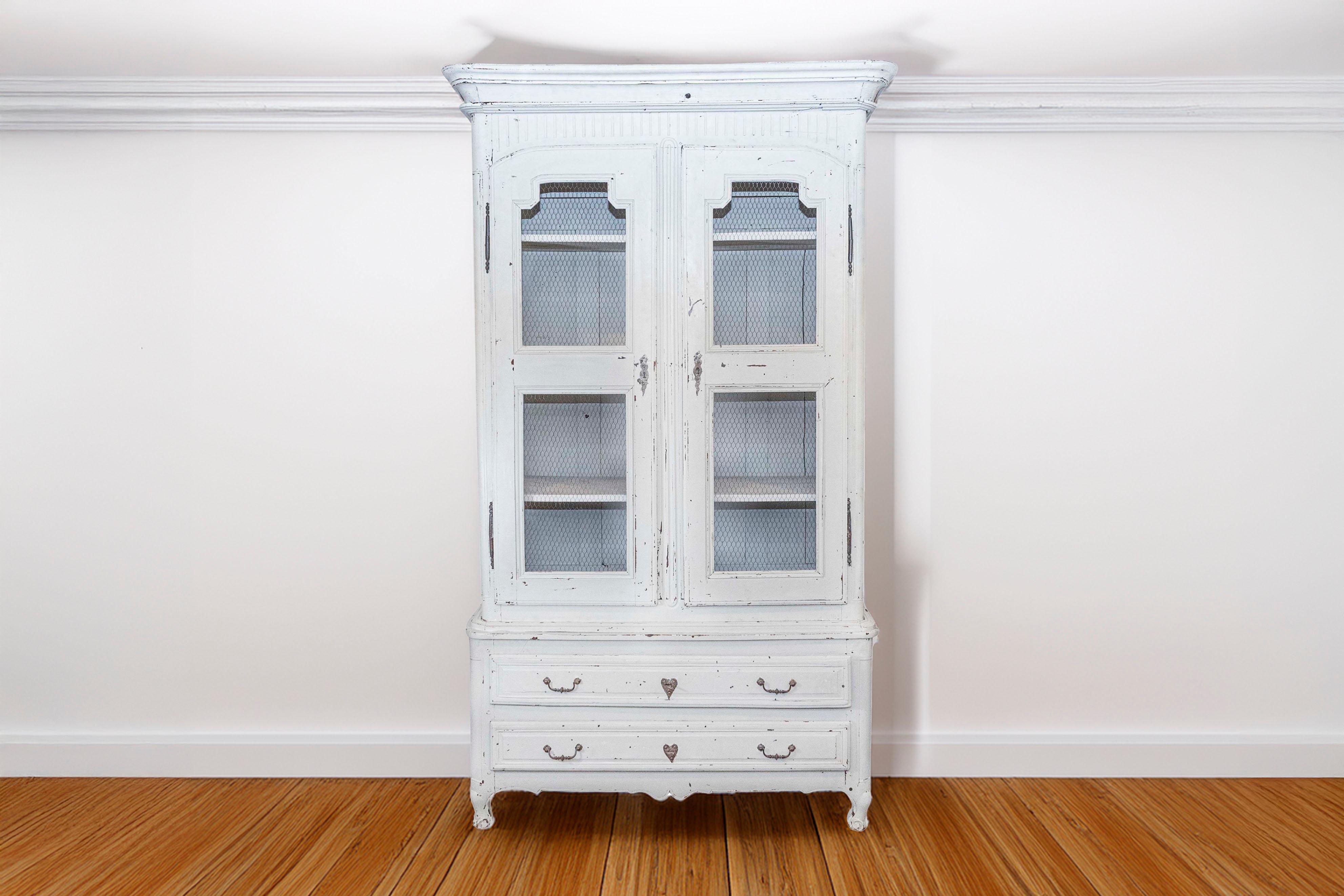 Buffet à deux corps peint d'époque Louis XV du milieu du 18e siècle avec grillage et pantalonnière. Né dans la région du sud-ouest de la France qui comprend Bordeaux, la charmante Dordogne et le Pays basque nord, cet élégant buffet à deux corps se