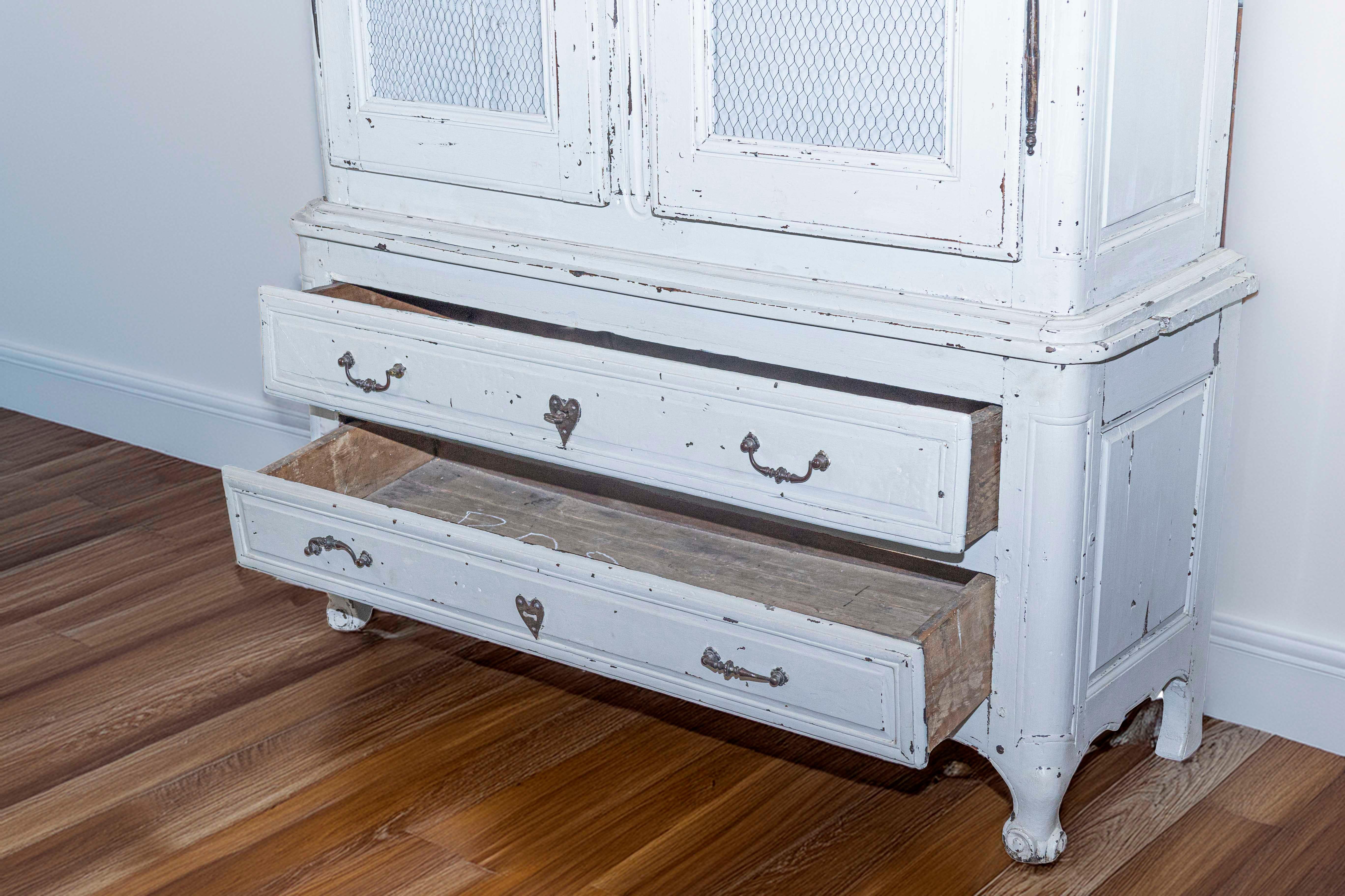 Peint Buffet à deux corps Louis XV des années 1760 avec portes en grillage en vente