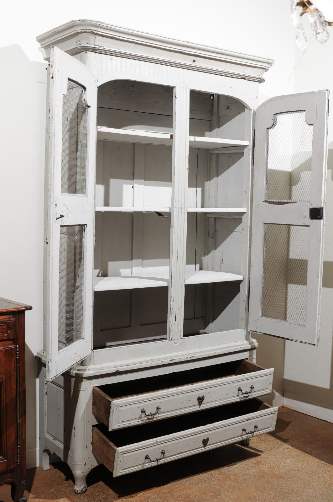 Fil de fer Buffet Louis XV du sud-ouest de la France des années 1760, à deux corps avec portes en fil de fer poulet