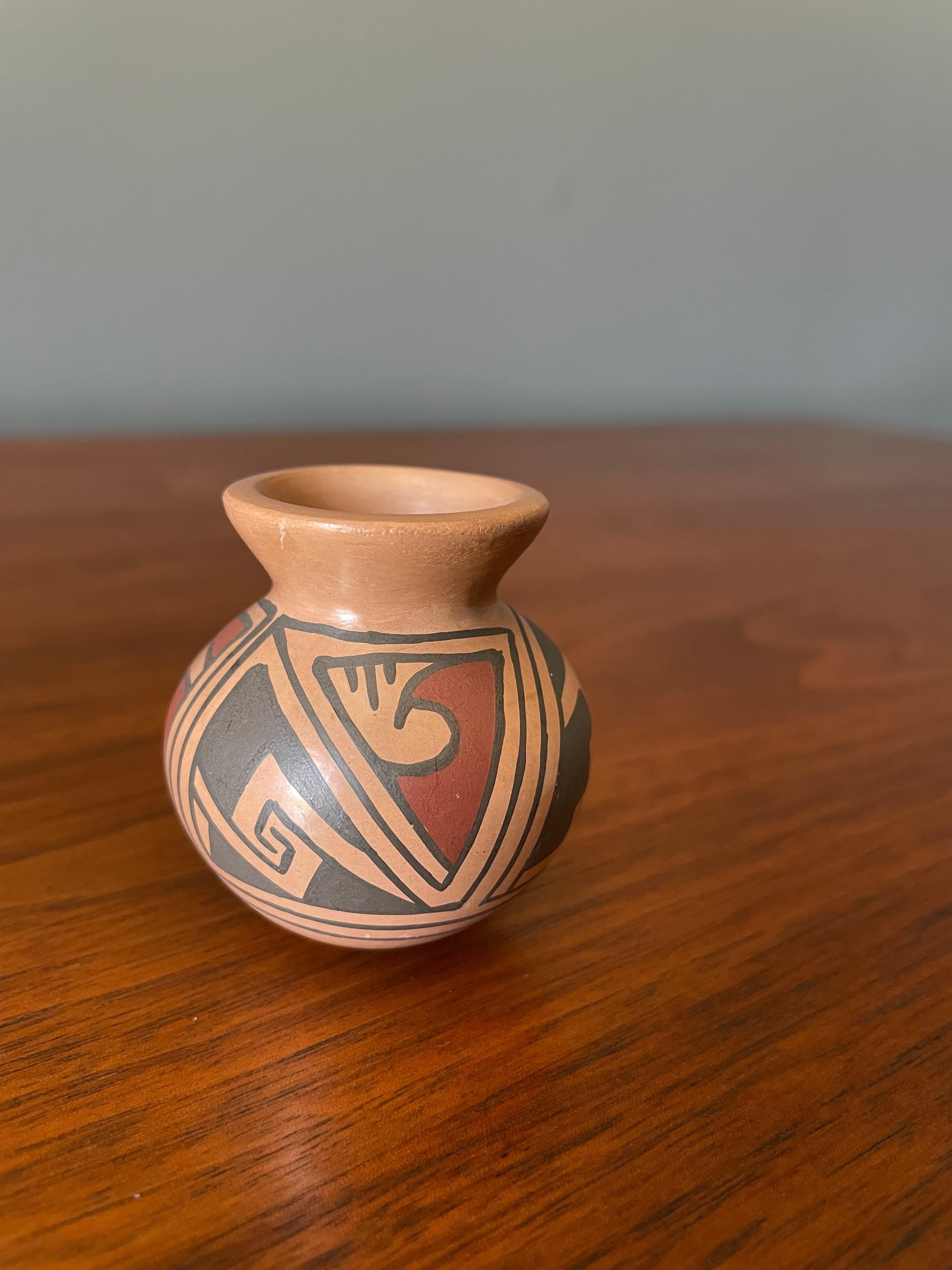 Vintage Southwestern Mata Ortiz pottery mini pot signed RRR Reydesel Reyes Roque. Small in stature, beautiful composition and colors.