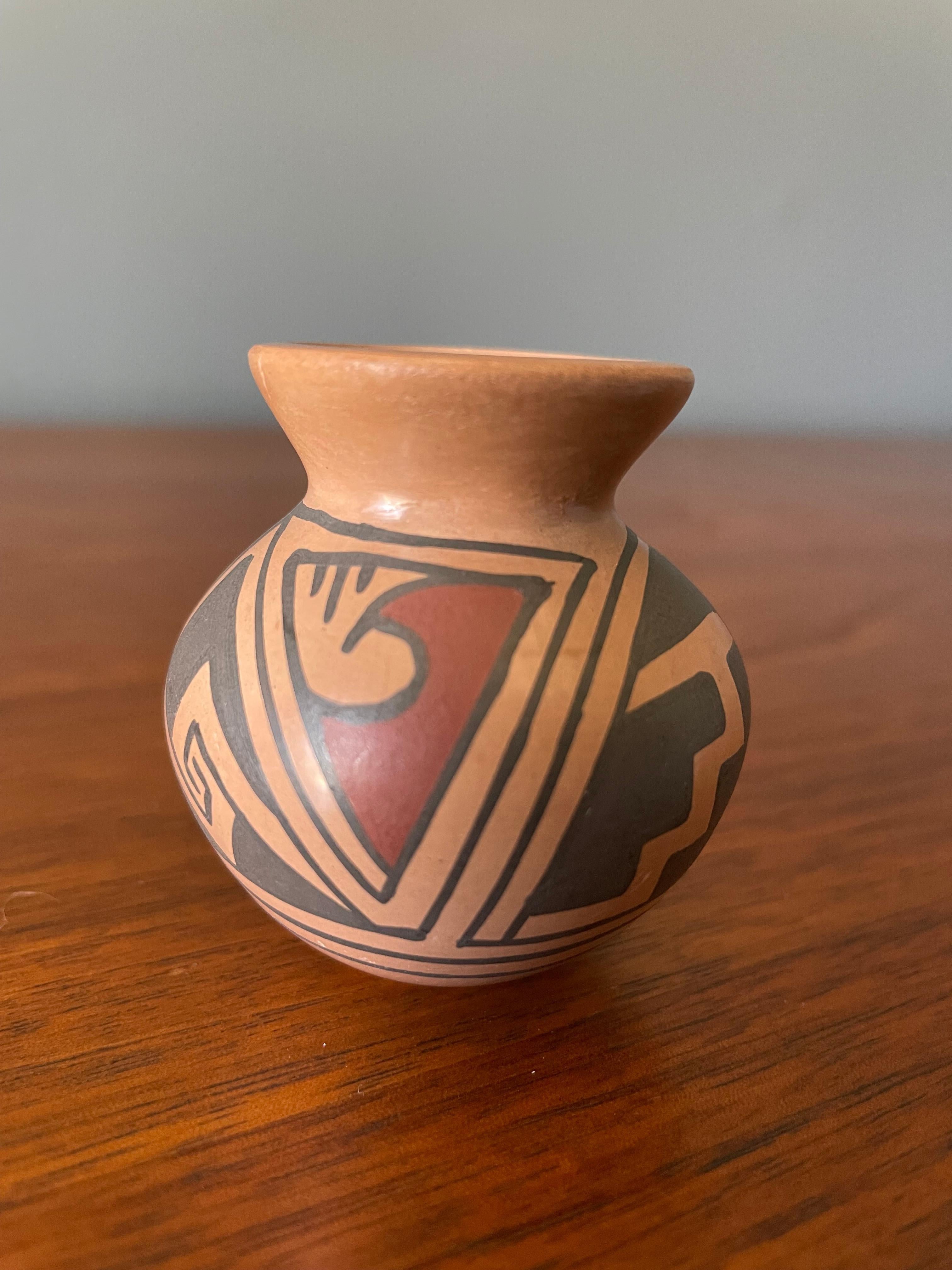 Vernissé Mini pot en poterie Mata Ortiz du Sud-Ouest signé RRR par Reydesel Reyes Roque en vente