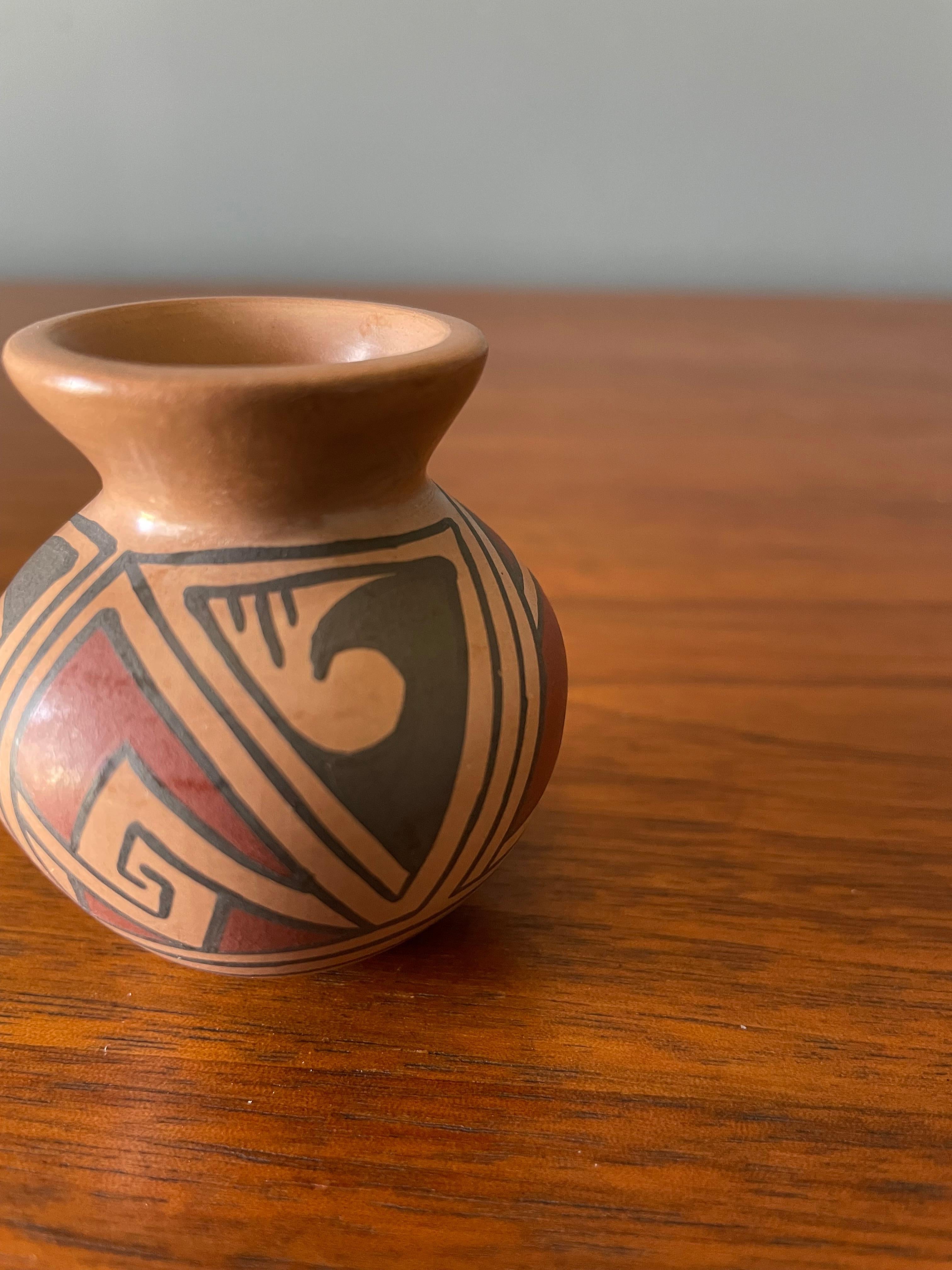 XX secolo Mata Ortiz Pottery del Sud-Ovest Mini Pot firmato RRR da Reydesel Reyes Roque in vendita