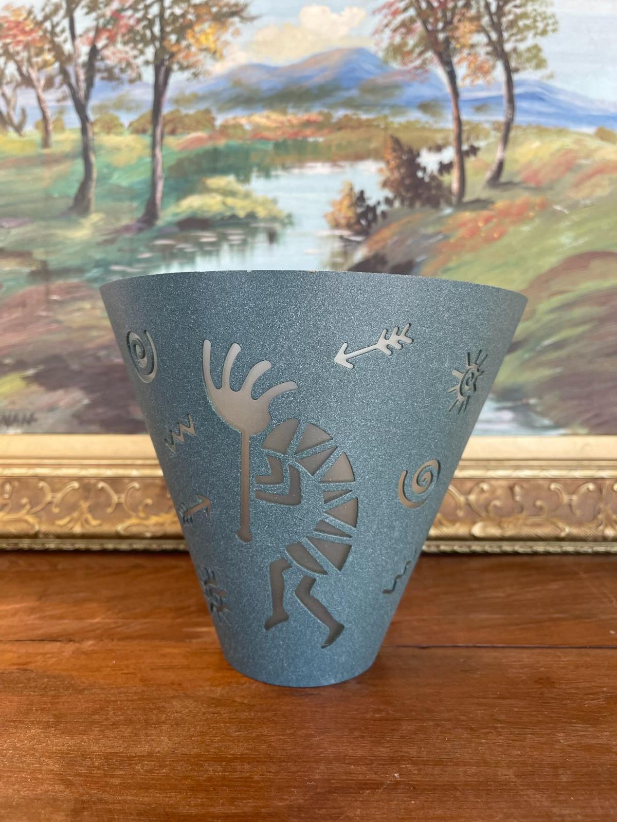 Cette applique murale en métal de style sud-ouest, fabriquée à la main, présente la silhouette distinctive de Kokopelli, le personnage emblématique jouant de la flûte, ancré dans la mythologie amérindienne, qui symbolise la fertilité, la joie et