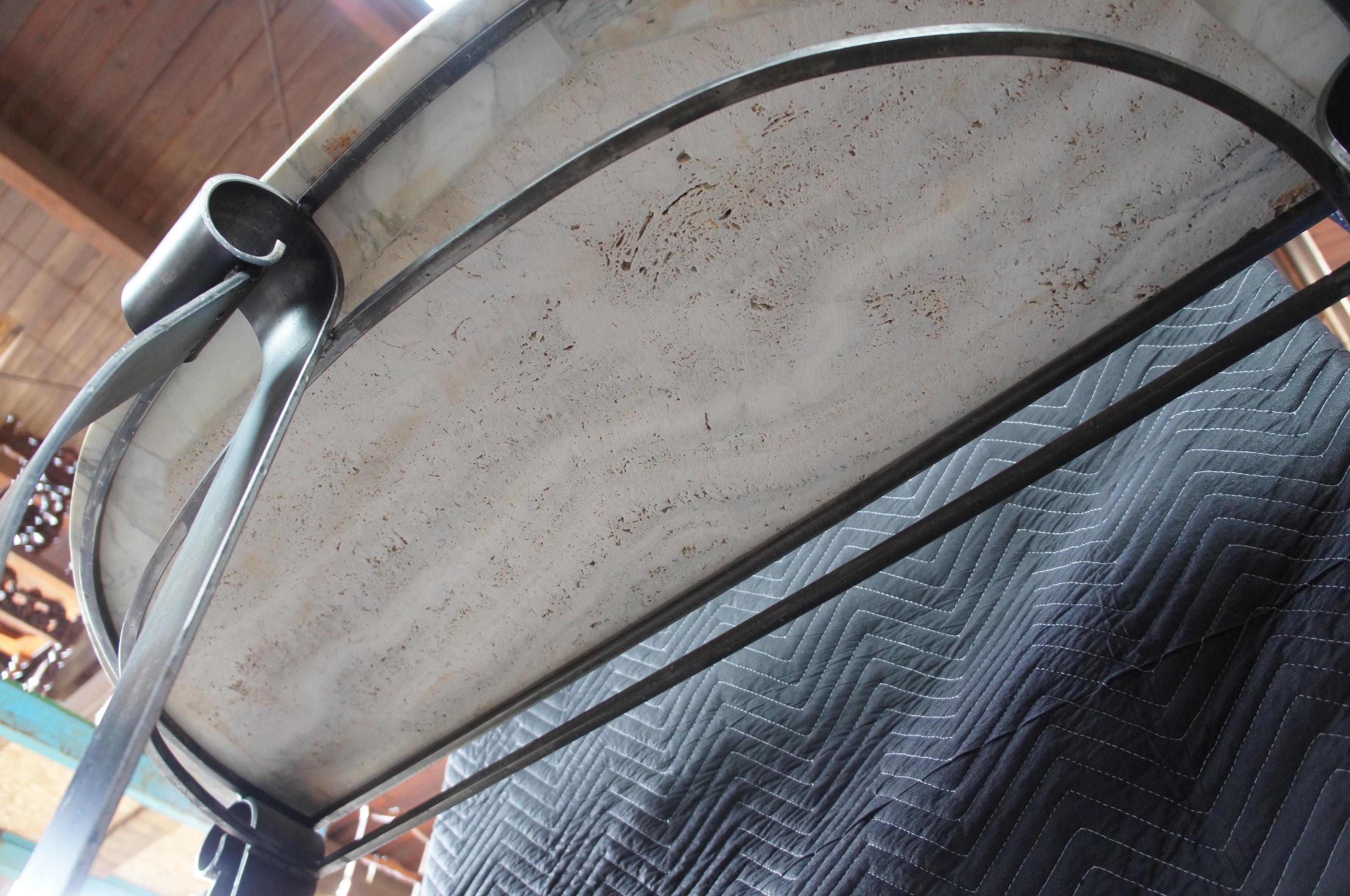 Table d'entrée demi-lune avec base en fer à volutes et mosaïque en pierre inclinée du sud-ouest en vente 5