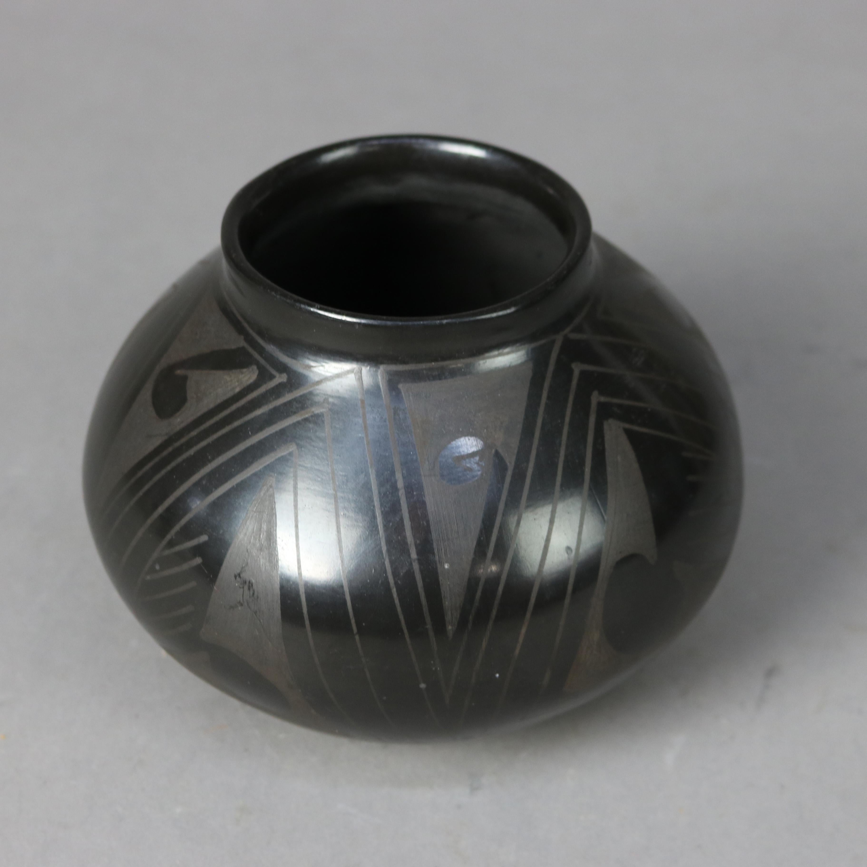 Mata Ortiz Nero su Nero Firmato Nicolas Silveira Vaso in ceramica alla maniera dei nativi americani del sud-ovest C1920

Misure - 4,75 
