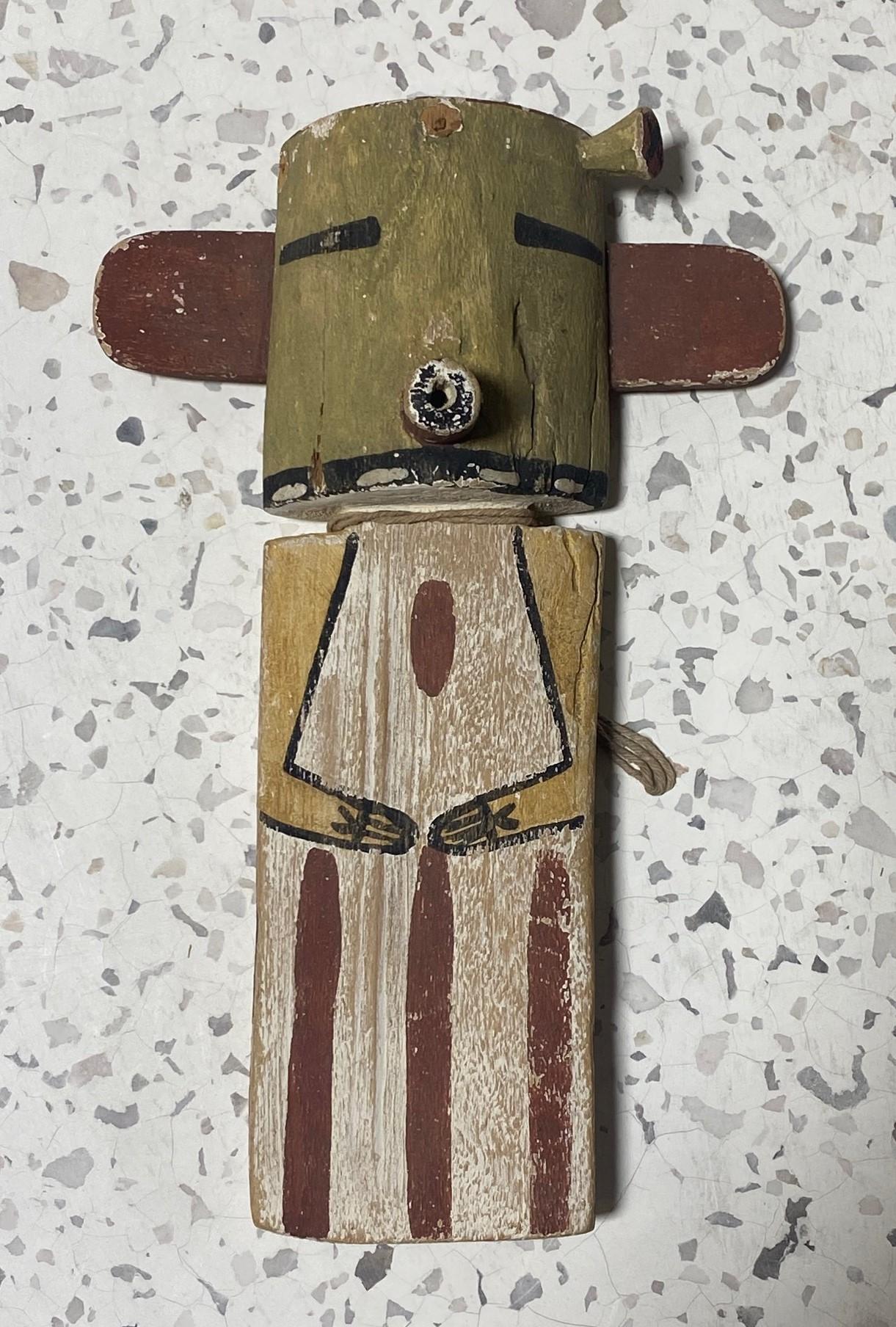 Une poupée Hopi Kachina Katsina merveilleusement peinte et décorée à la main. Nous pensons qu'il s'agit d'une première poupée Kachina dans un berceau d'enfant.  Il est sculpté à la main dans un bois léger (probablement du peuplier).  Les figurines