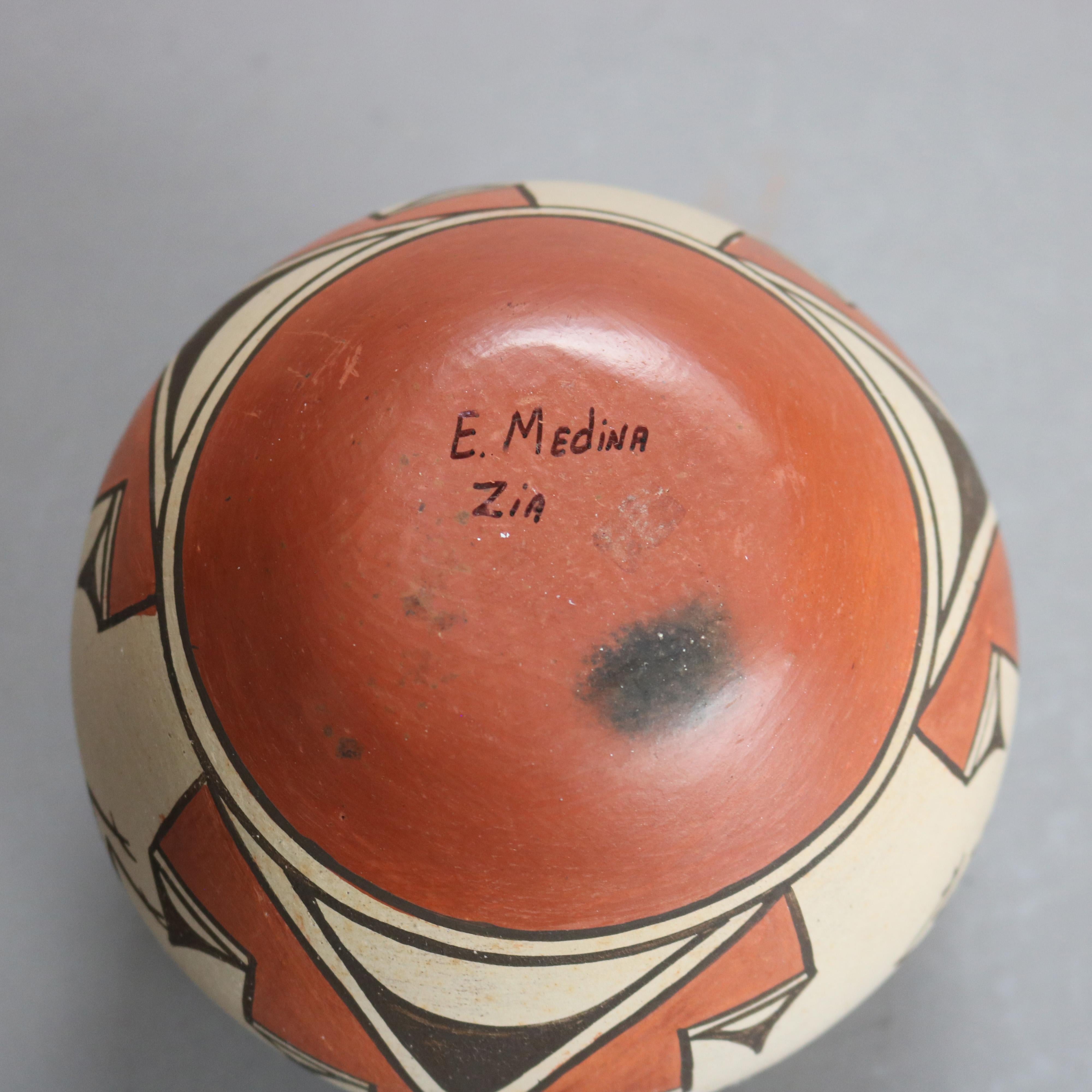 Southwestern Native American Zia Pueblo Pottery Vase with Bird by E Medina 20thC In Good Condition In Big Flats, NY