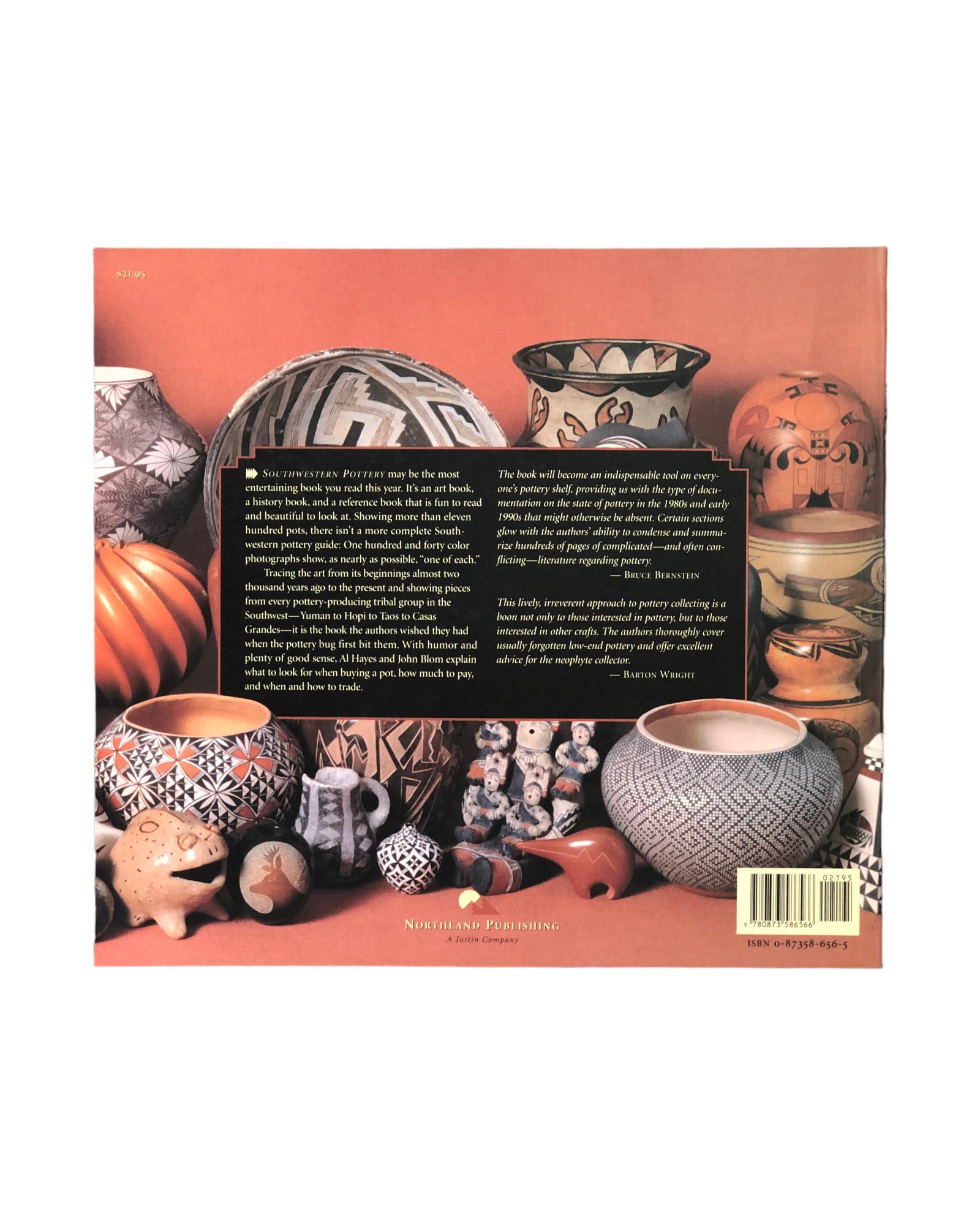 Southwestern Pottery - Anasazi to Zuni par Allan Hayes et John Blom. Livre à couverture souple, publié en 1997 par Northland Publishing. Fabriqué à Hong Kong, illustré, 189 pages.
