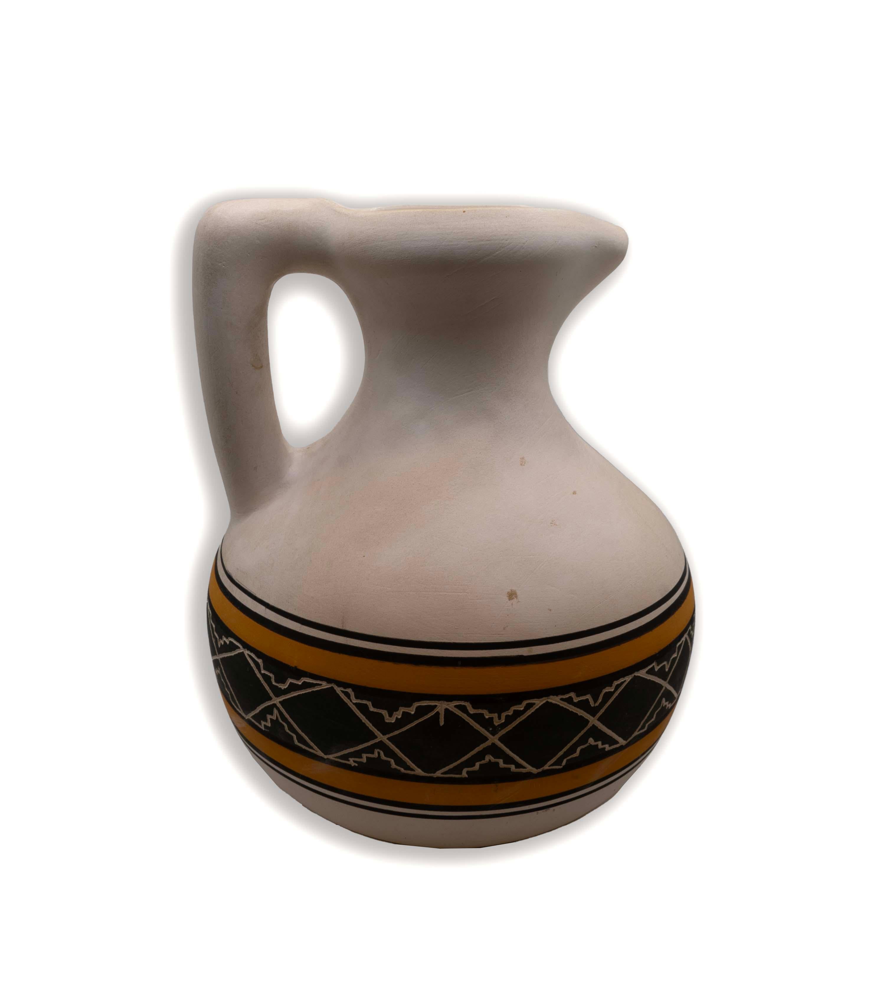 Una brocca o una brocca rotonda in ceramica del Sud-Ovest realizzata a mano dalla Tribù dei Monti Ute. Firmato in basso. La base della brocca è dipinta a mano con un disegno geometrico stilizzato in nero e arancione bruciato. Anche se decorativo,