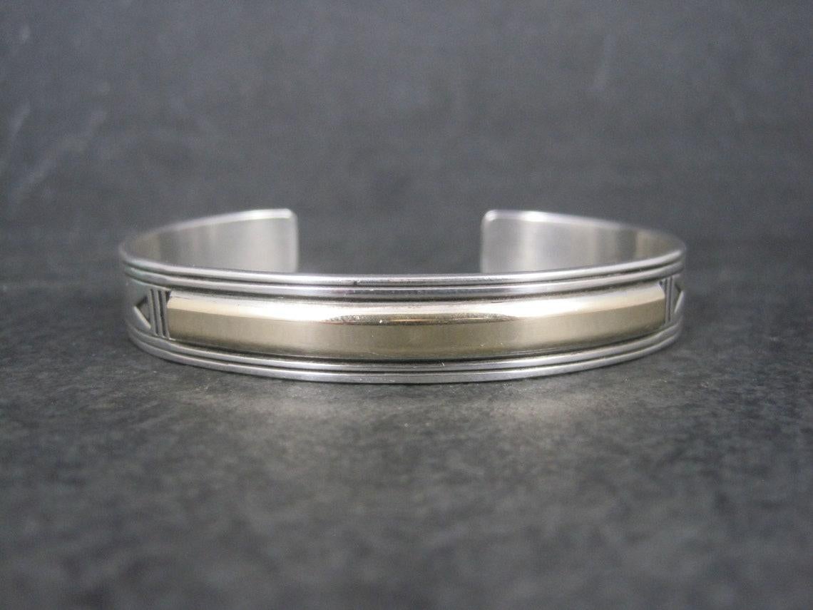 Questo splendido bracciale vintage è una combinazione di argento sterling e oro 14k.

Misure: Larghezza di 3/8 di pollice - Circonferenza interna di 6 3/4 di pollice compreso lo spazio di 1 pollice
Peso: 31.8 grammi

Marchi: MM Rogers, 925, 14K, N.