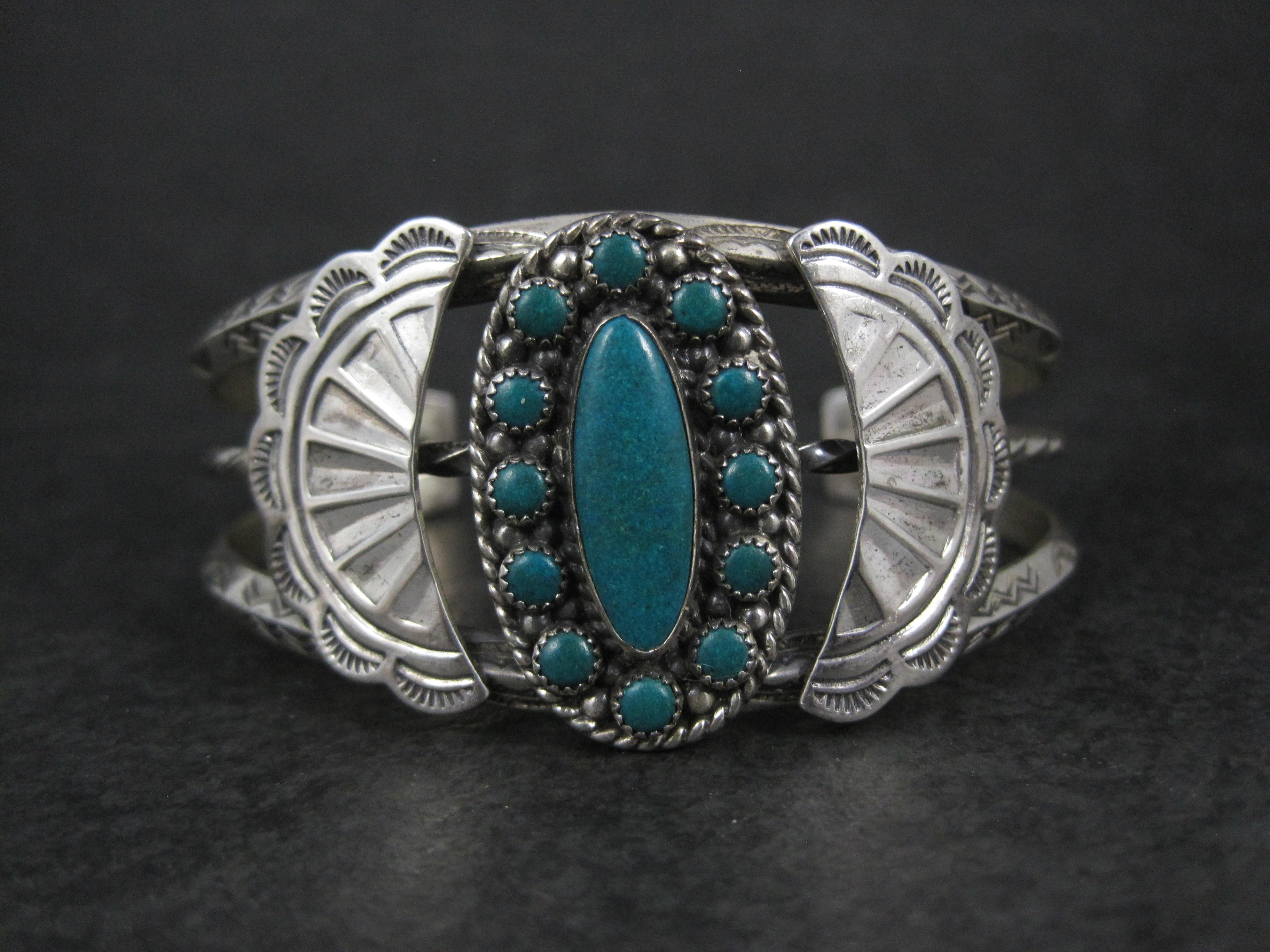 Questo splendido bracciale Southwestern è in argento sterling con un gruppo di pietre di turchese finto.

La parte frontale di questo bracciale misura 1 3/16 di pollice e si assottiglia fino a 3/8 di pollice.
Ha una circonferenza interna di 6,5 cm,
