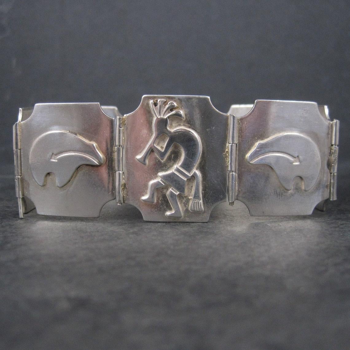 This beautiful Southwestern link bracelet is sterling silver.
It features kokopelli and spirit bears.

Measurements: 1 inch wide - 7 1/2 wearable inches
Weight: 48.9 grams

Marks: WS, Sterling

Condition: Excellent