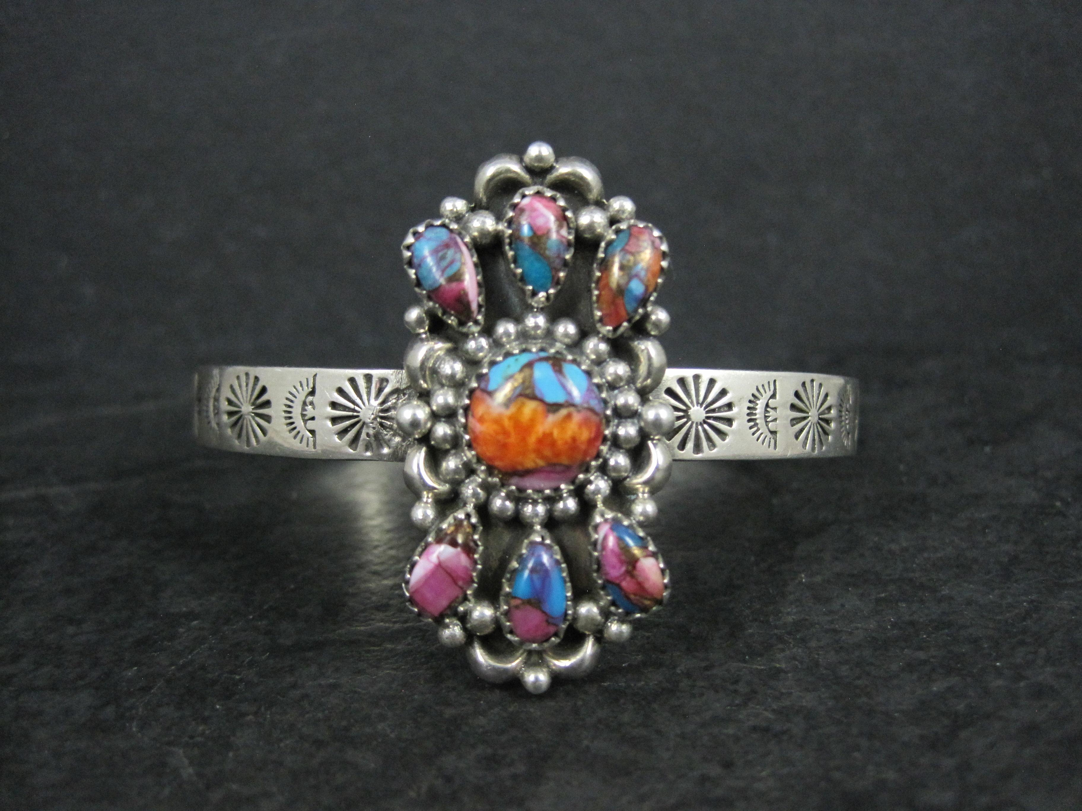Questo splendido bracciale è in argento sterling.
Il suo fulcro è costituito da un gruppo di turchesi Mohave e ostriche spinose.
La faccia di questo bracciale misura 1,5/8 pollici da nord a sud. Il bracciale misura 7 mm di larghezza.
Ha una