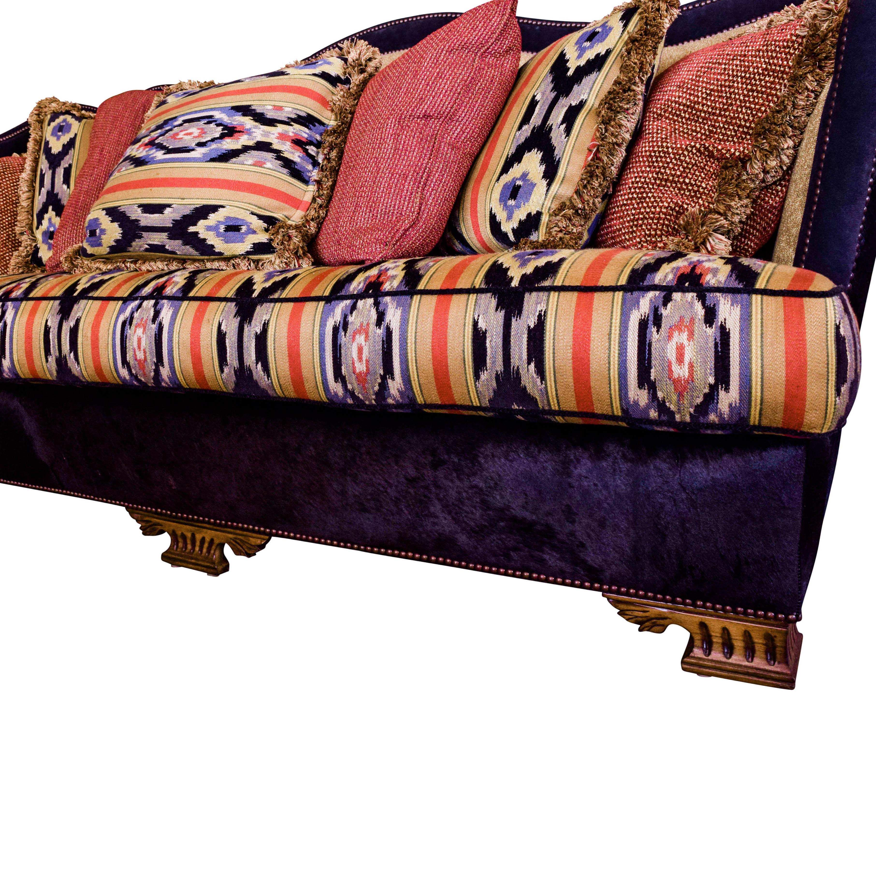 Maßgeschneiderte Southwestern-Couch. Rückenlehne aus Rindsleder, seitliche Polsterung aus Wildleder und Sitzpolsterung mit Südwestdruck. Geschnitzte Holzbeine und geschwungene Platte. Leuchtende Farben in Rot, Gelb, Lila und Schwarz. Ein