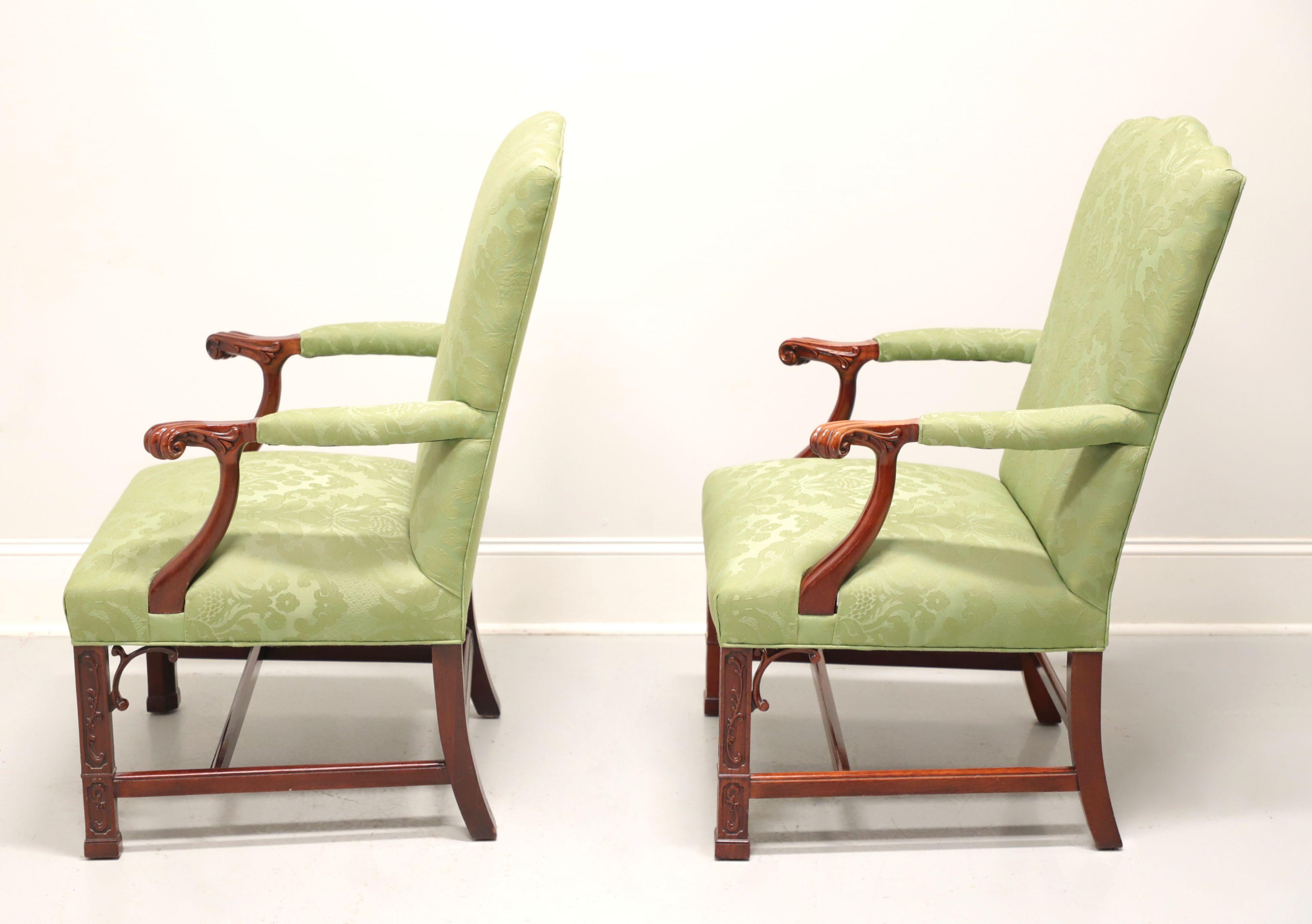 Tissu Paire de fauteuils raffinés en acajou de style Chippendale de Gainsborough - SOUTHWOOD en vente