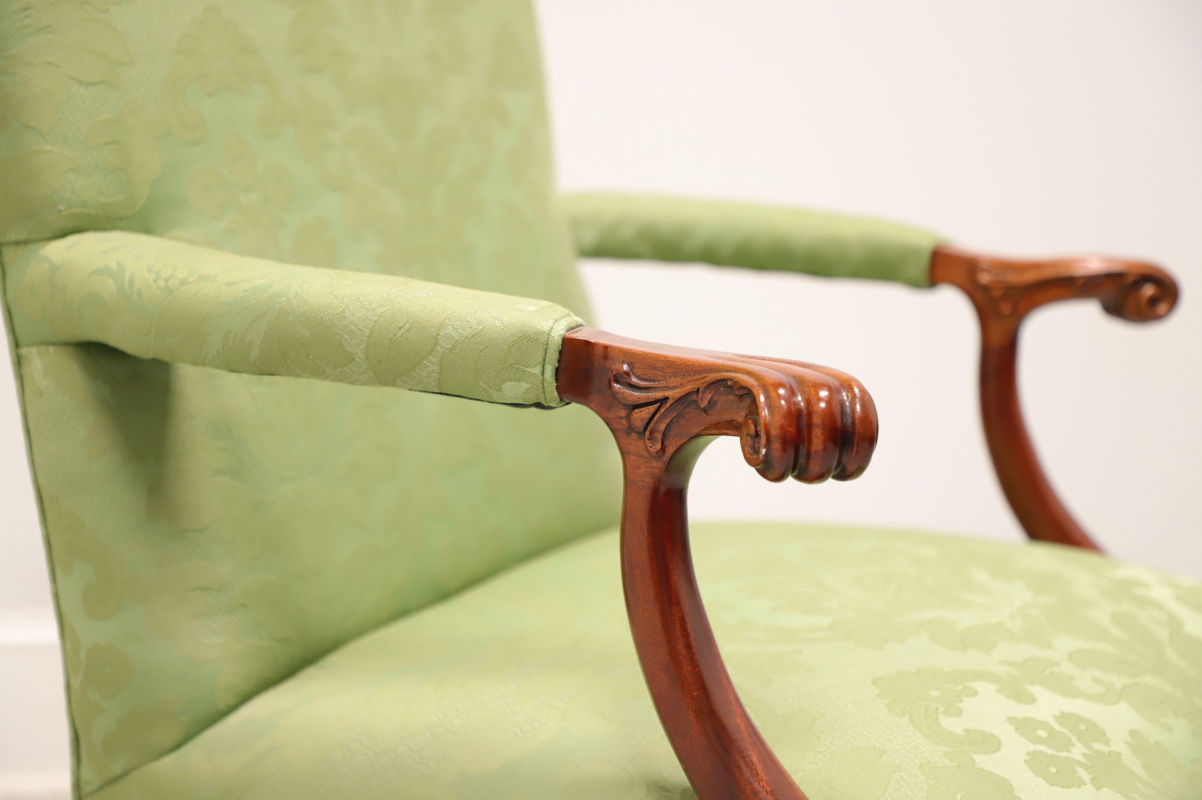 Paire de fauteuils raffinés en acajou de style Chippendale de Gainsborough - SOUTHWOOD en vente 2