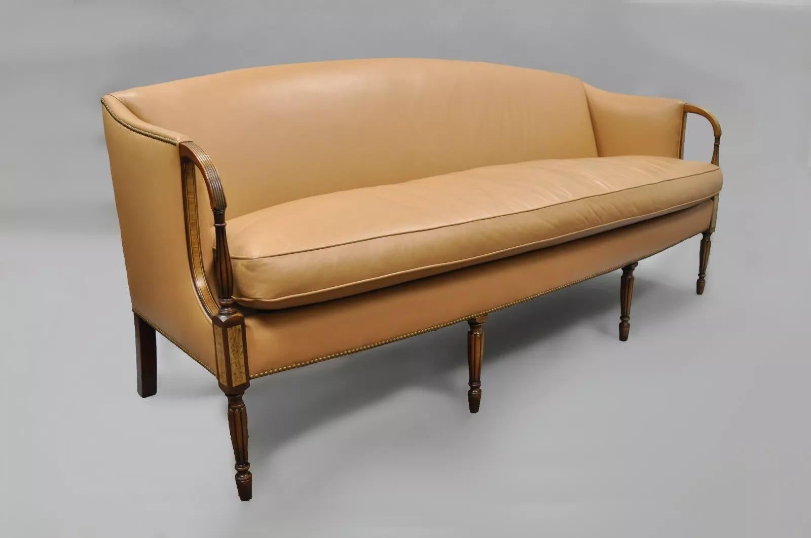 Divano imbottito in pelle caramellata in stile Sheraton / Feder di Southwood. L'articolo presenta una struttura in legno massiccio, un rivestimento in pelle, gambe affusolate, un bell'intarsio, dettagli a fascia, artigianato americano di qualità e