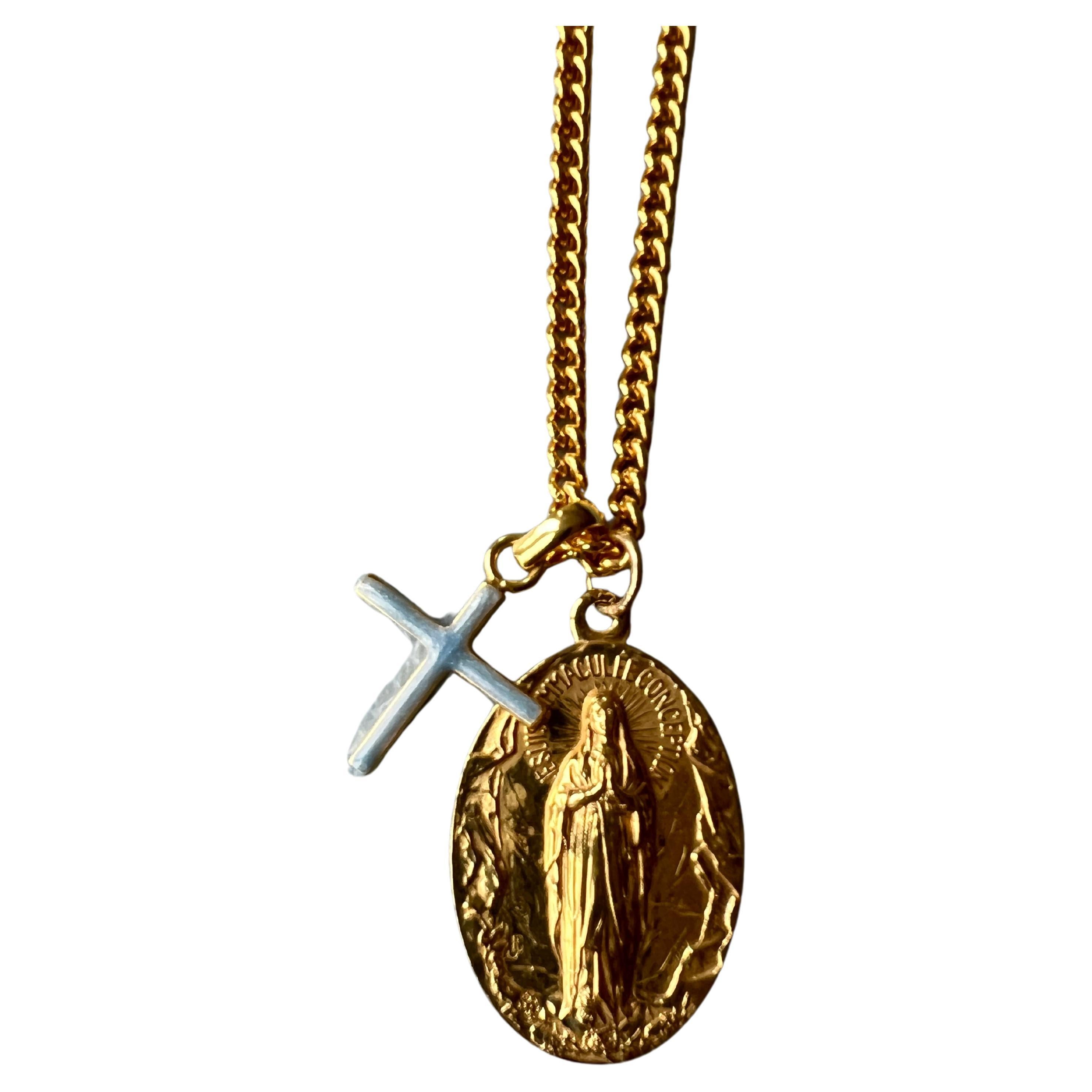 Eine von einer Art Vintage oder möglicherweise antike Jungfrau Maria Medaille aus Frankreich, die vor kurzem vergoldet wurde und ein hellblaues emailliertes Kreuz auf einem langen  Vergoldete Kette Halskette 

72 cm lang

Designer: J DAUPHIN