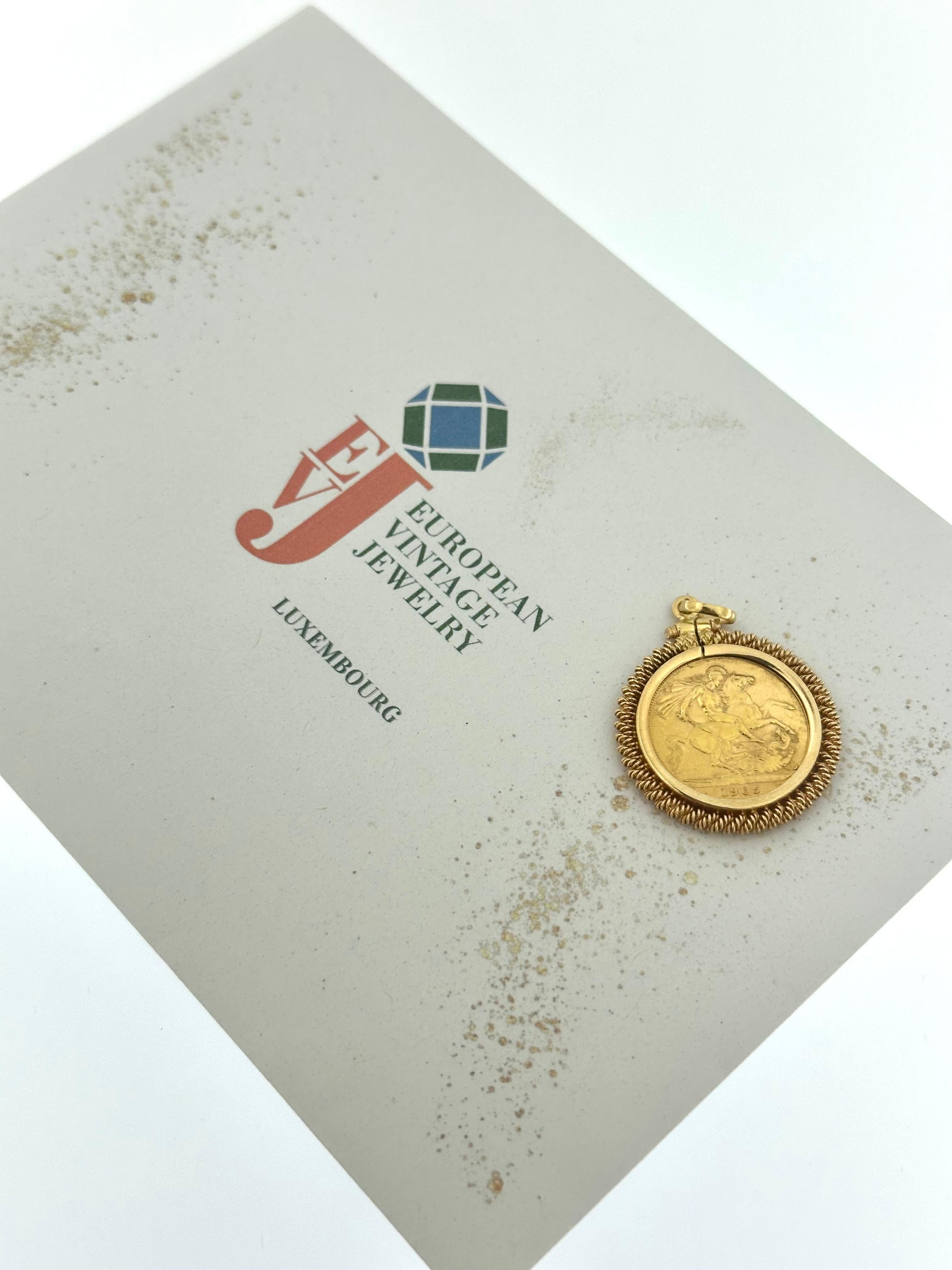 Sovereign Elizabeth Coin Set on 19 karat Yellow Gold Pendant 5