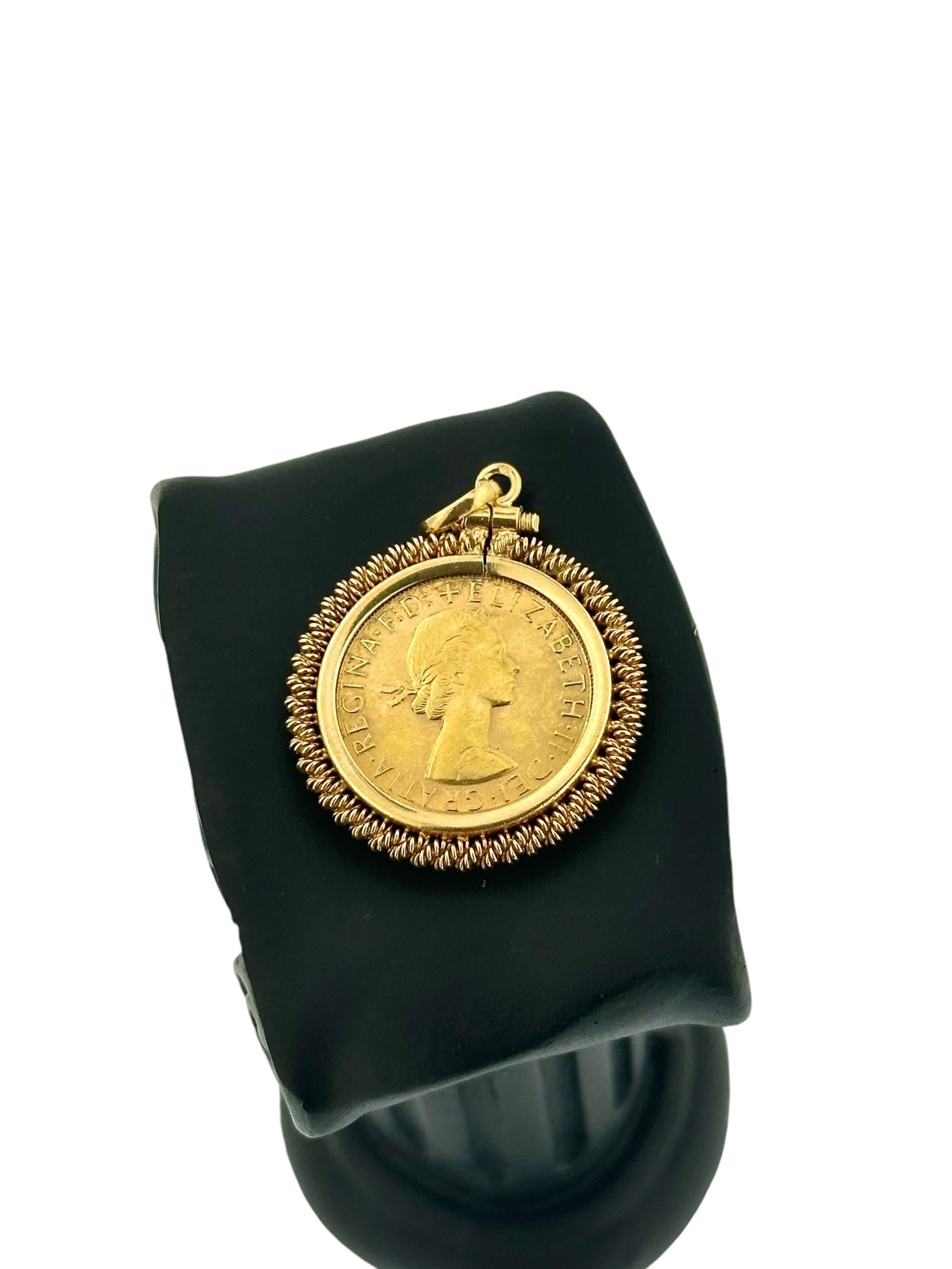 This exquisite Sovereign Elizabeth Coin Pendant combines historical significance with the intricate beauty of Portuguese design. At its center is a genuine 1965 Elizabeth II sovereign coin, radiating heritage and commemorating a memorable era. 

The