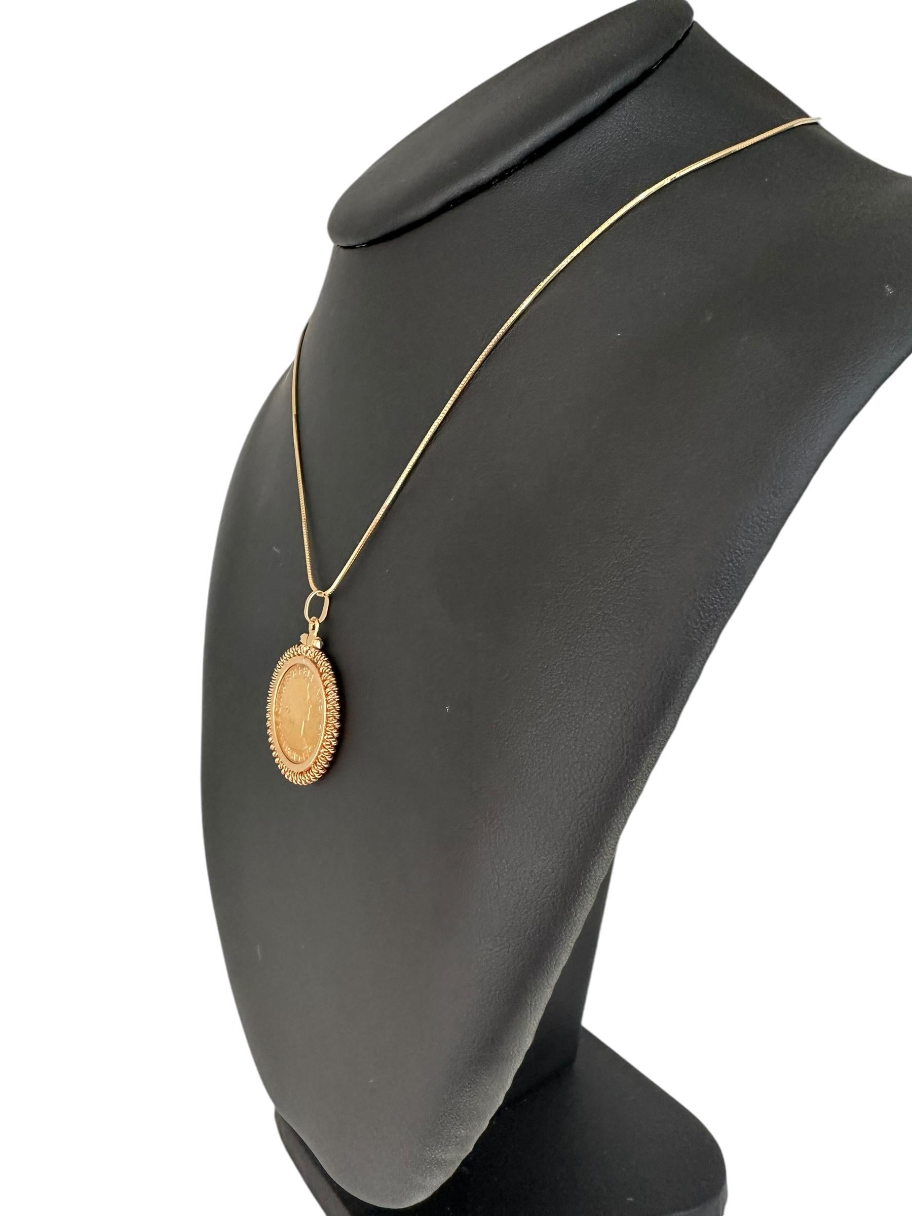 Sovereign Elizabeth Coin Set on 19 karat Yellow Gold Pendant In Good Condition In Esch sur Alzette, Esch-sur-Alzette