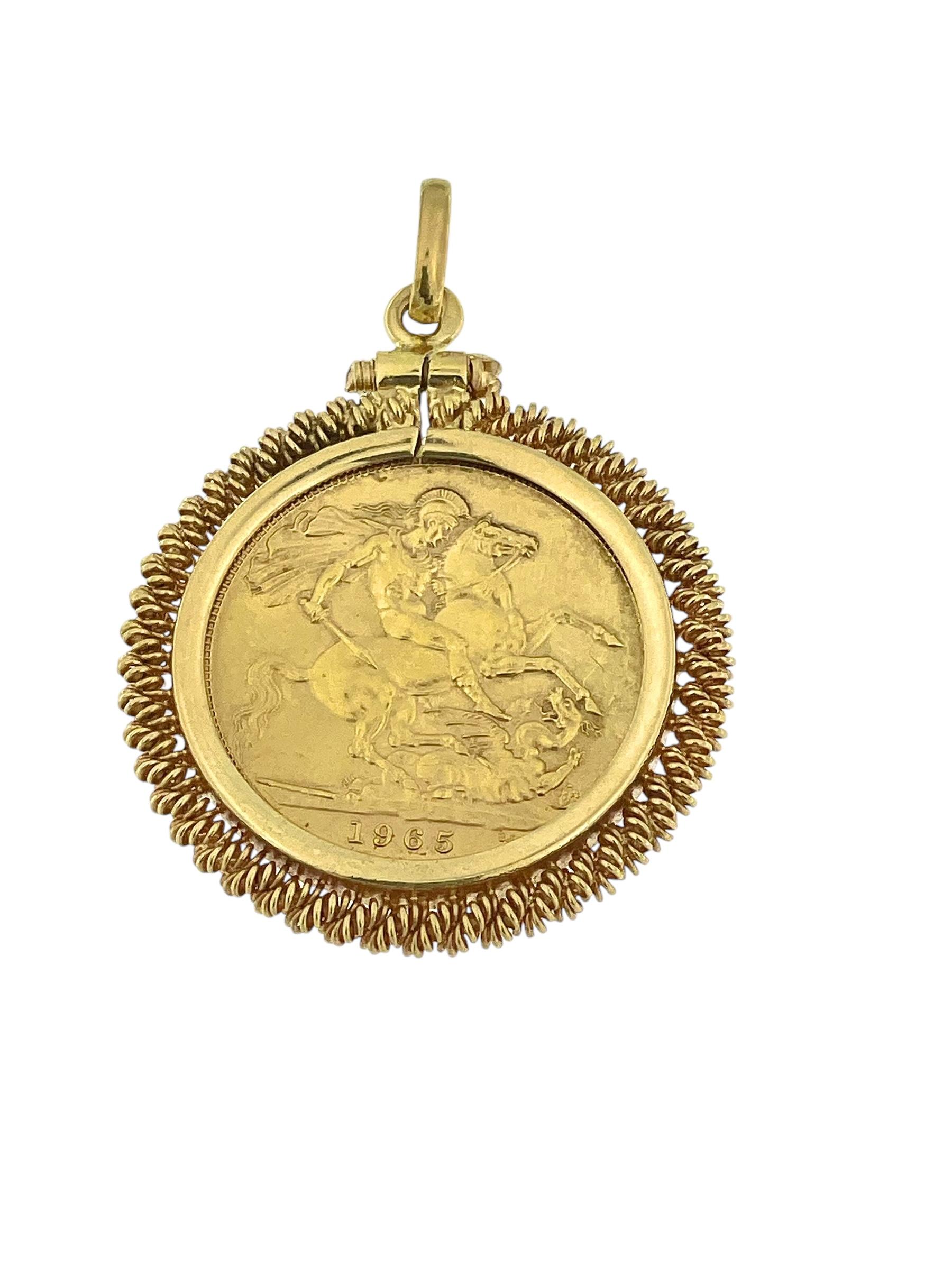 Sovereign Elizabeth Coin Set on 19 karat Yellow Gold Pendant 1