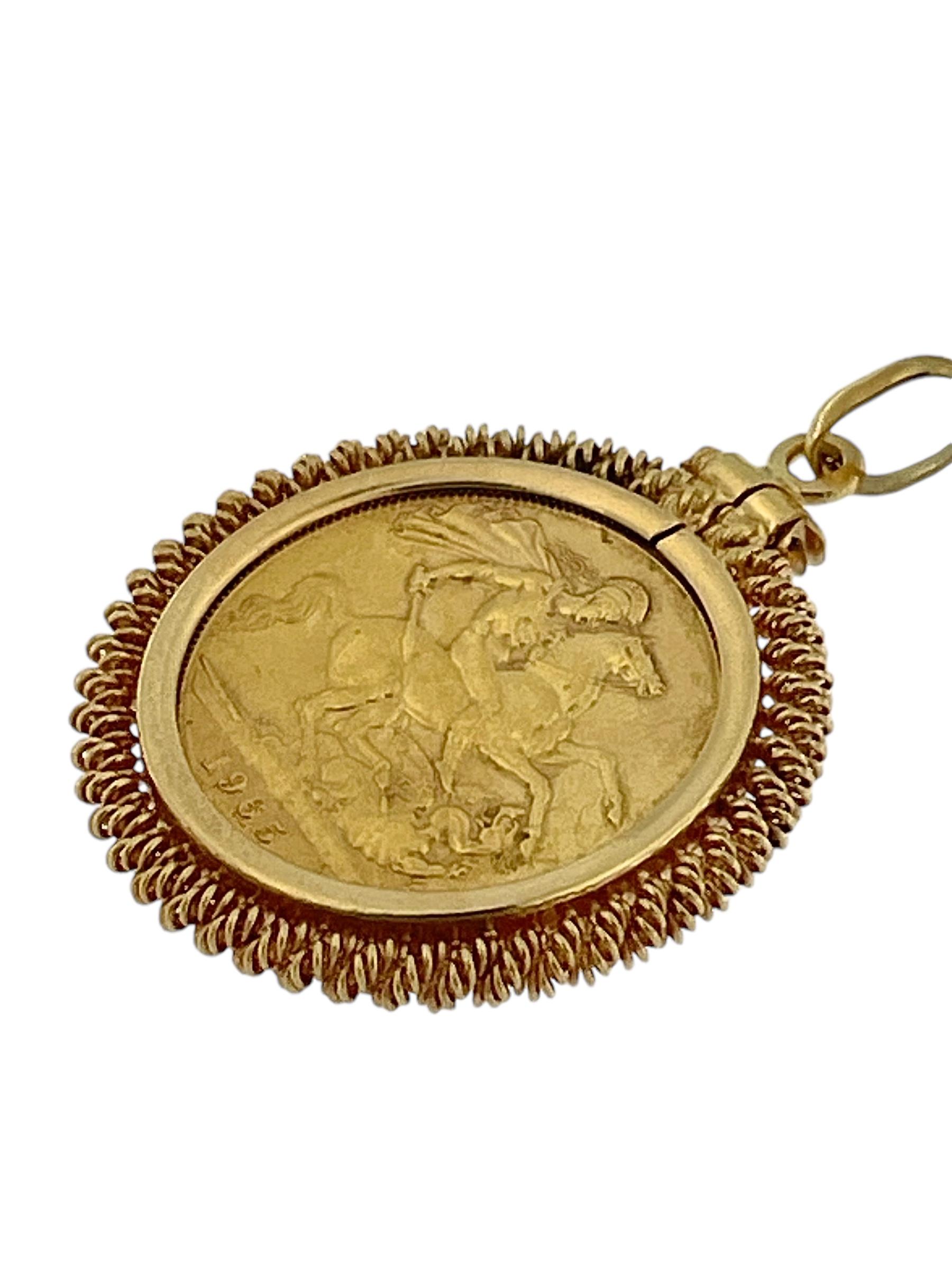 Sovereign Elizabeth Coin Set on 19 karat Yellow Gold Pendant 2