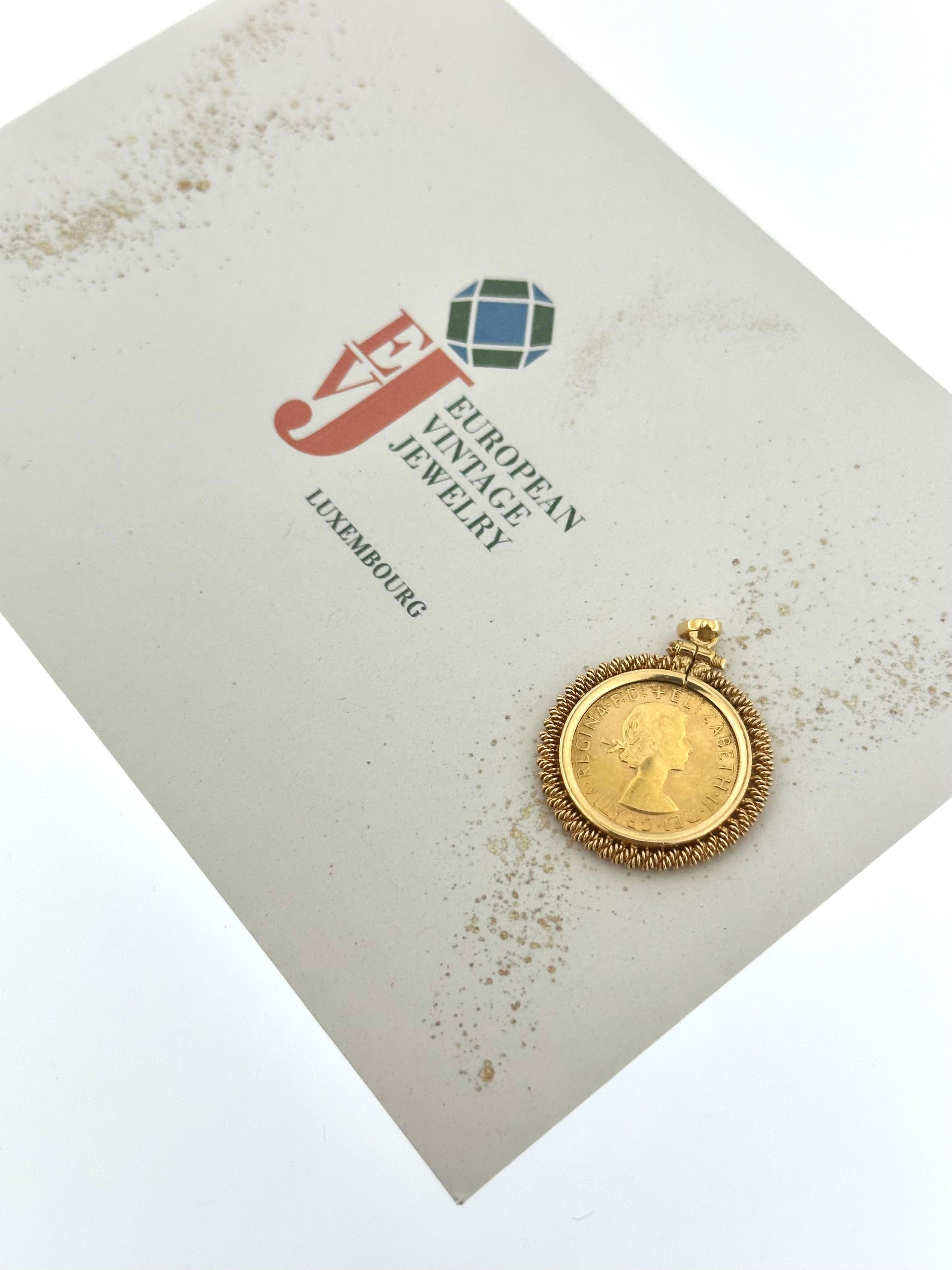 Sovereign Elizabeth Coin Set on 19 karat Yellow Gold Pendant 4