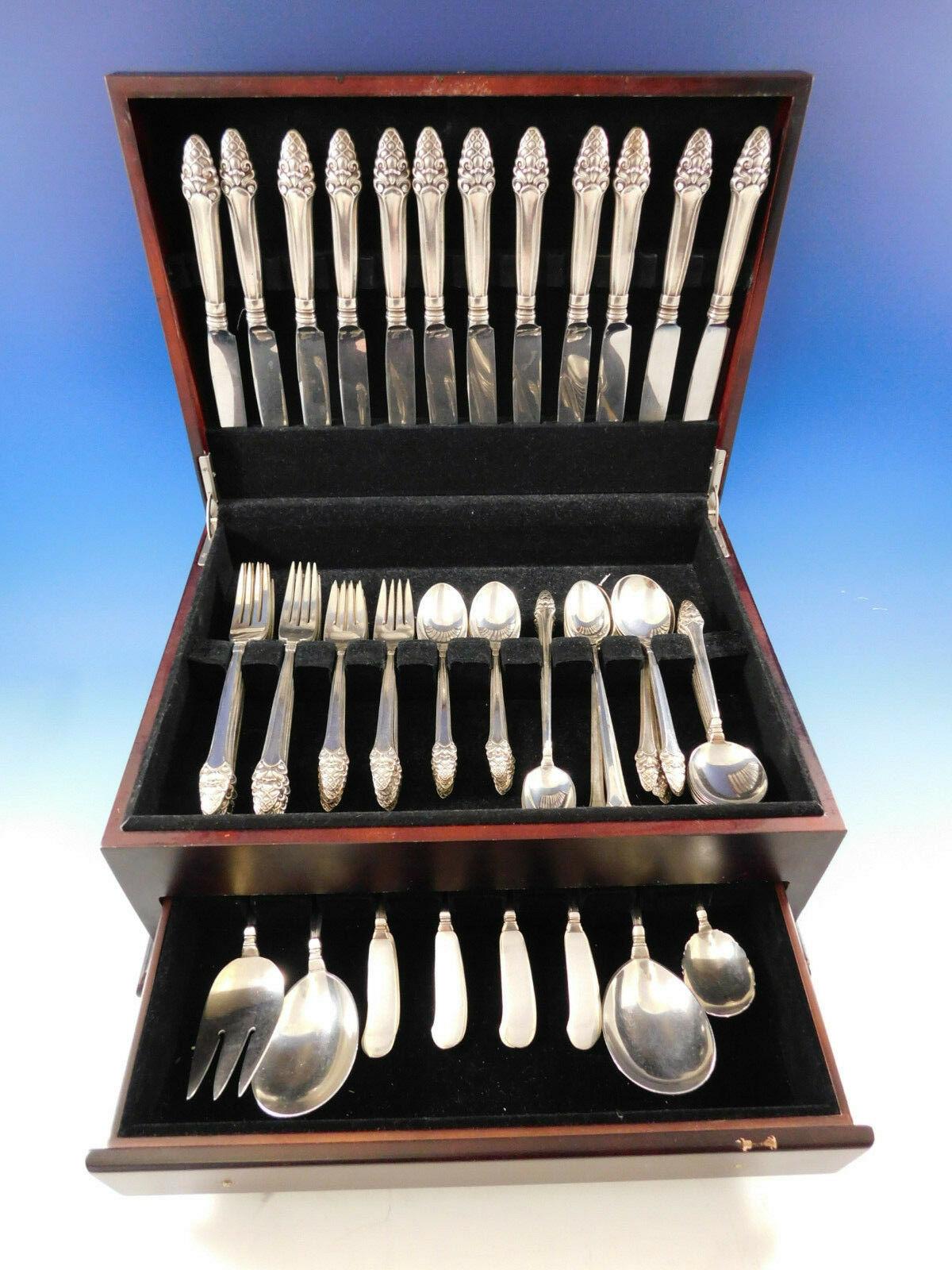 Service de couverts de table Sovereign Old by Gorham (1941) en argent sterling avec motif de gland stylisé, 88 pièces. Cet ensemble comprend :

12 couteaux de table, 9 5/8