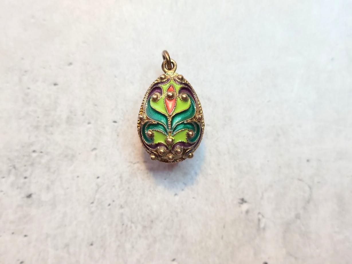 Nous avons le plaisir de présenter une autre pièce exquise de notre Collectional : un pendentif en forme d'œuf, réalisé selon la technique de l'émail cloisonné dans le style du Moyen-Russie. Cet œuf a été créé pendant la période soviétique à la