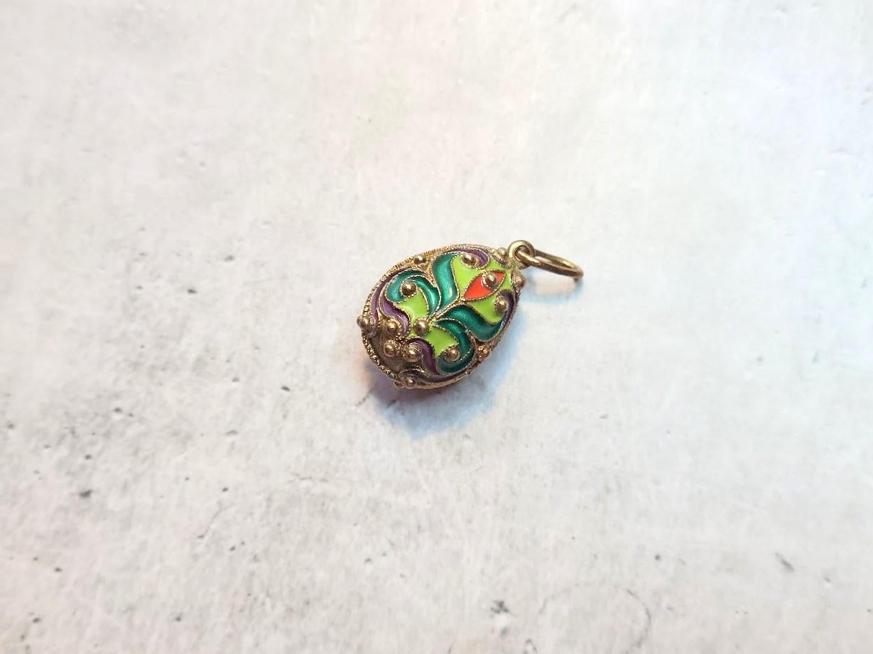 Néo-russe Pendentif en forme d'œuf en émail cloisonné de l'époque soviétique dans le style Revive russe moyen en vente