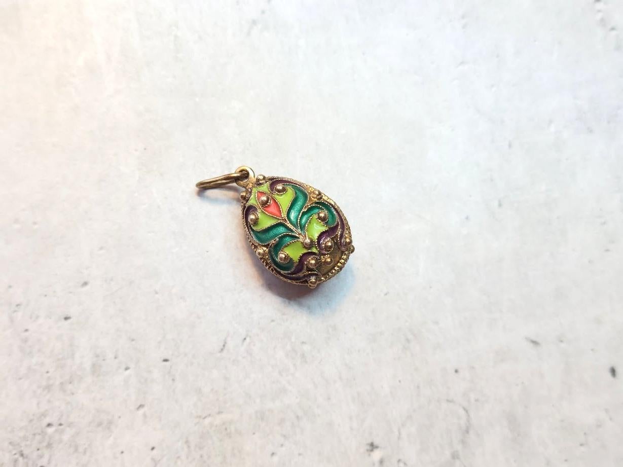 Pendentif en forme d'œuf en émail cloisonné de l'époque soviétique dans le style Revive russe moyen Excellent état - En vente à Chesterland, OH