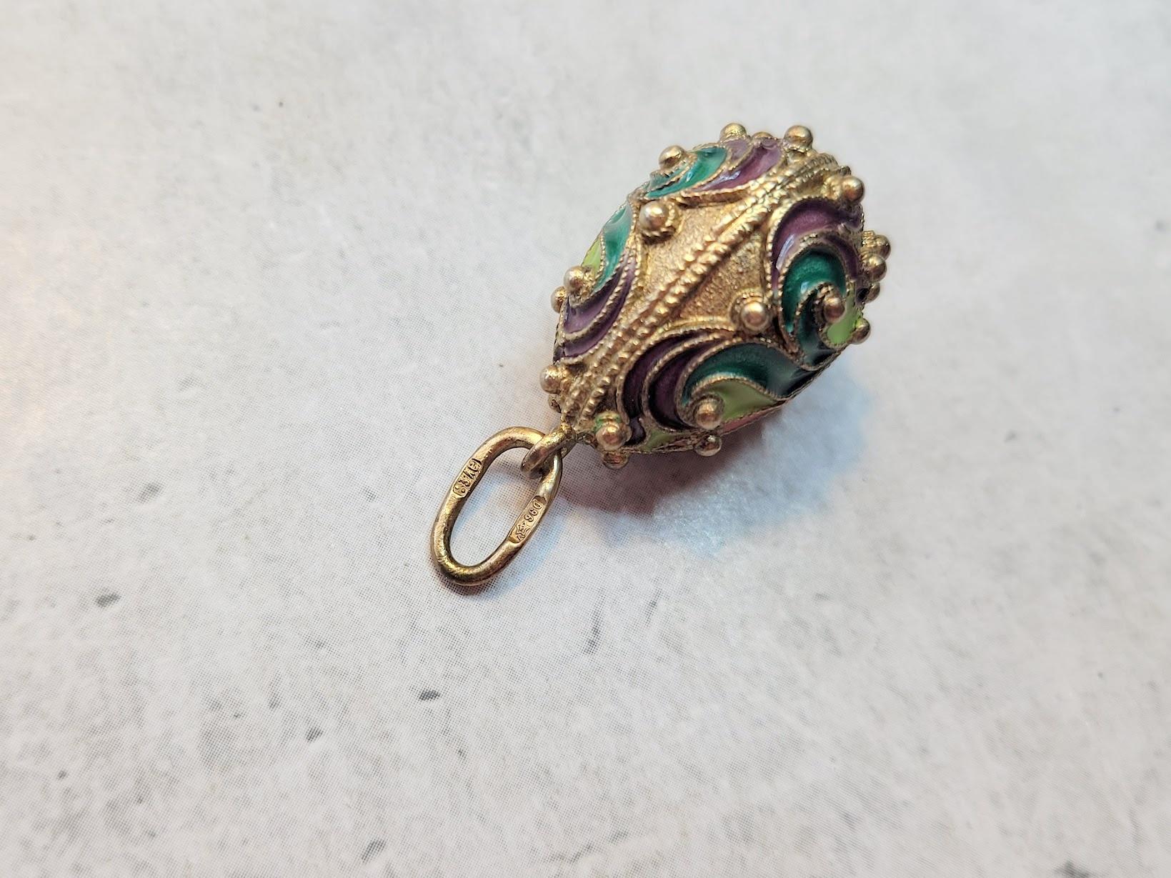 Pendentif en forme d'œuf en émail cloisonné de l'époque soviétique dans le style Revive russe moyen Unisexe en vente