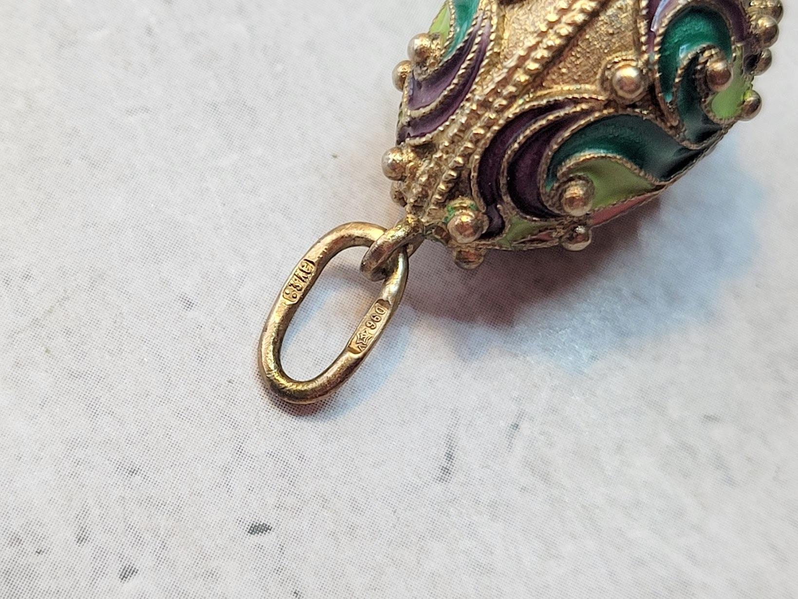 Pendentif en forme d'œuf en émail cloisonné de l'époque soviétique dans le style Revive russe moyen en vente 1