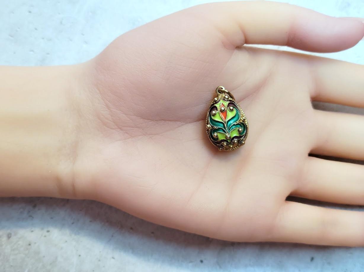 Pendentif en forme d'œuf en émail cloisonné de l'époque soviétique dans le style Revive russe moyen en vente 2