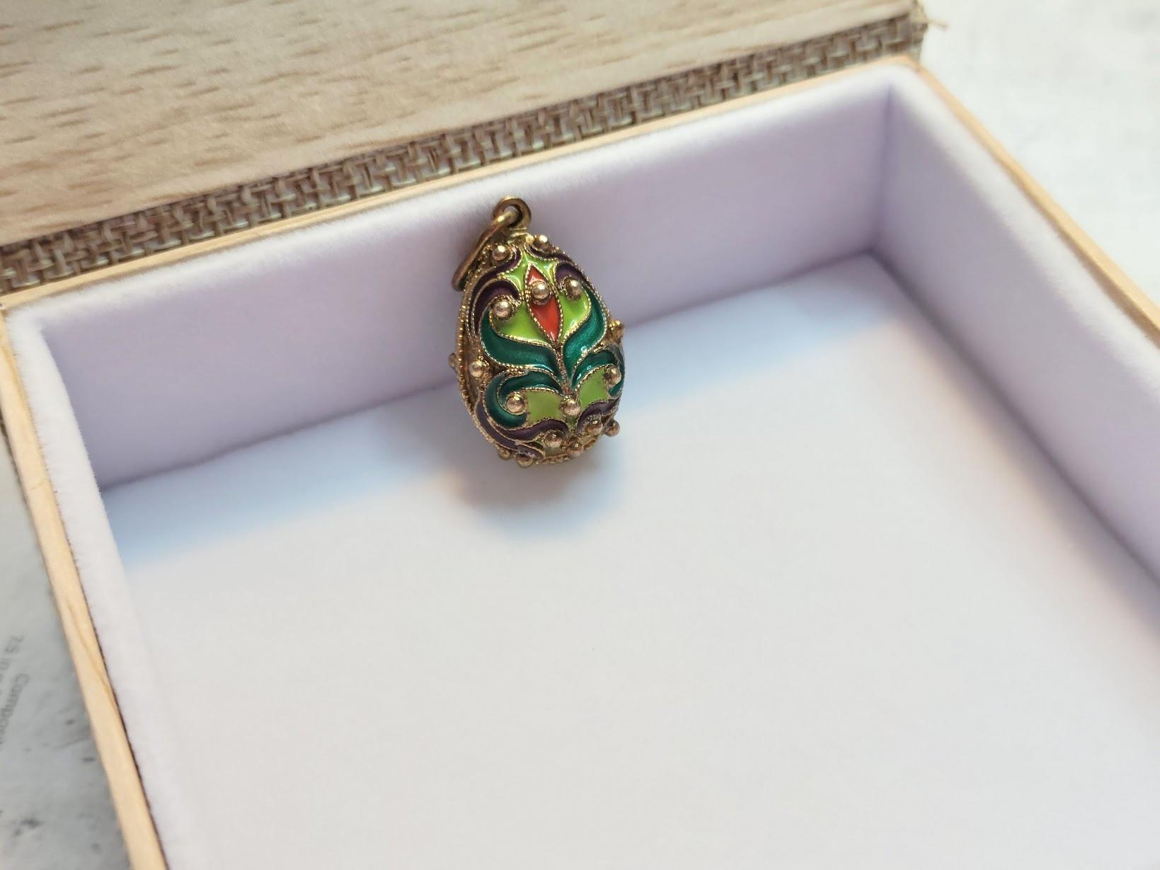 Pendentif en forme d'œuf en émail cloisonné de l'époque soviétique dans le style Revive russe moyen en vente 3