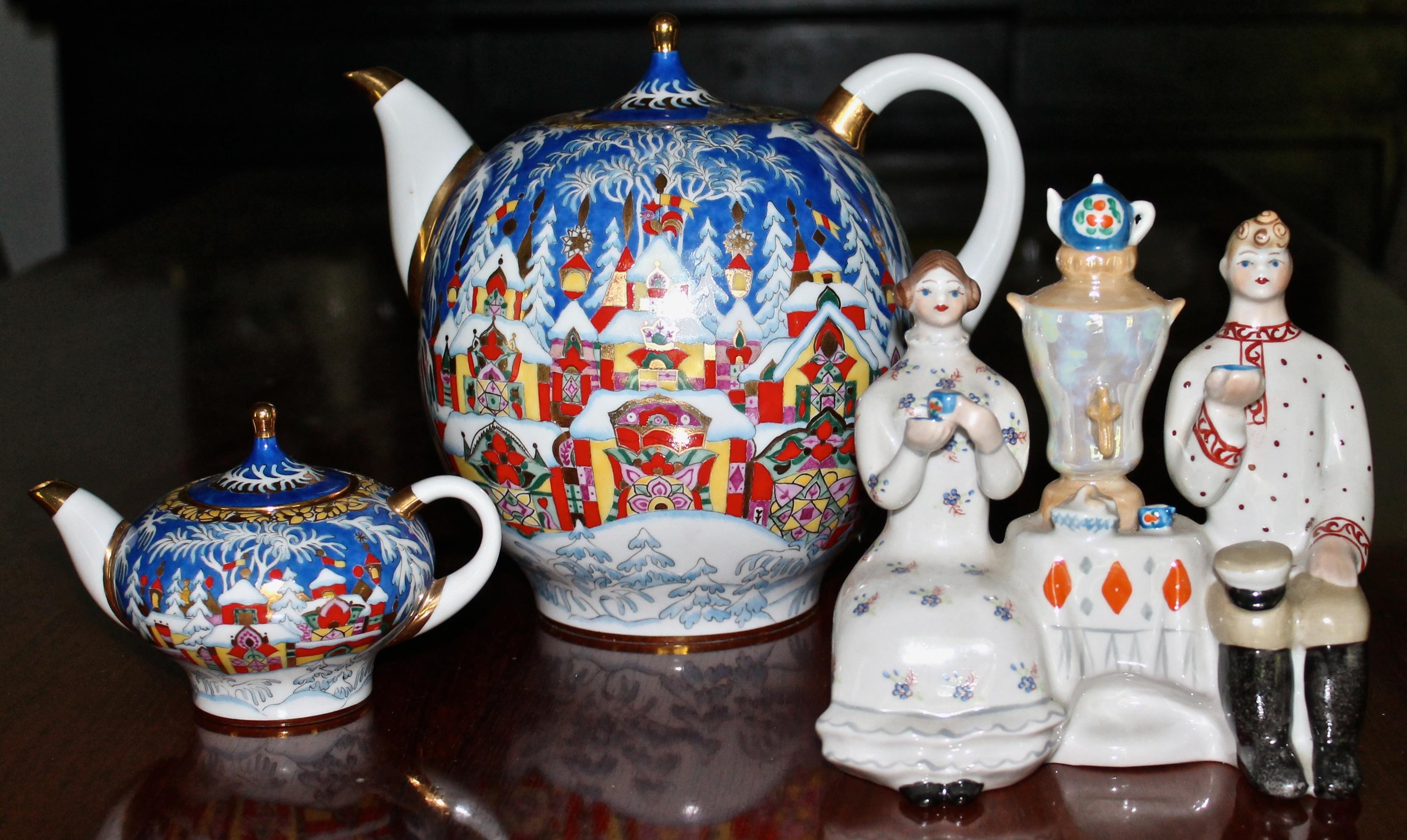 Imperial Lomonosov Porcelain tea pot measures 8.25