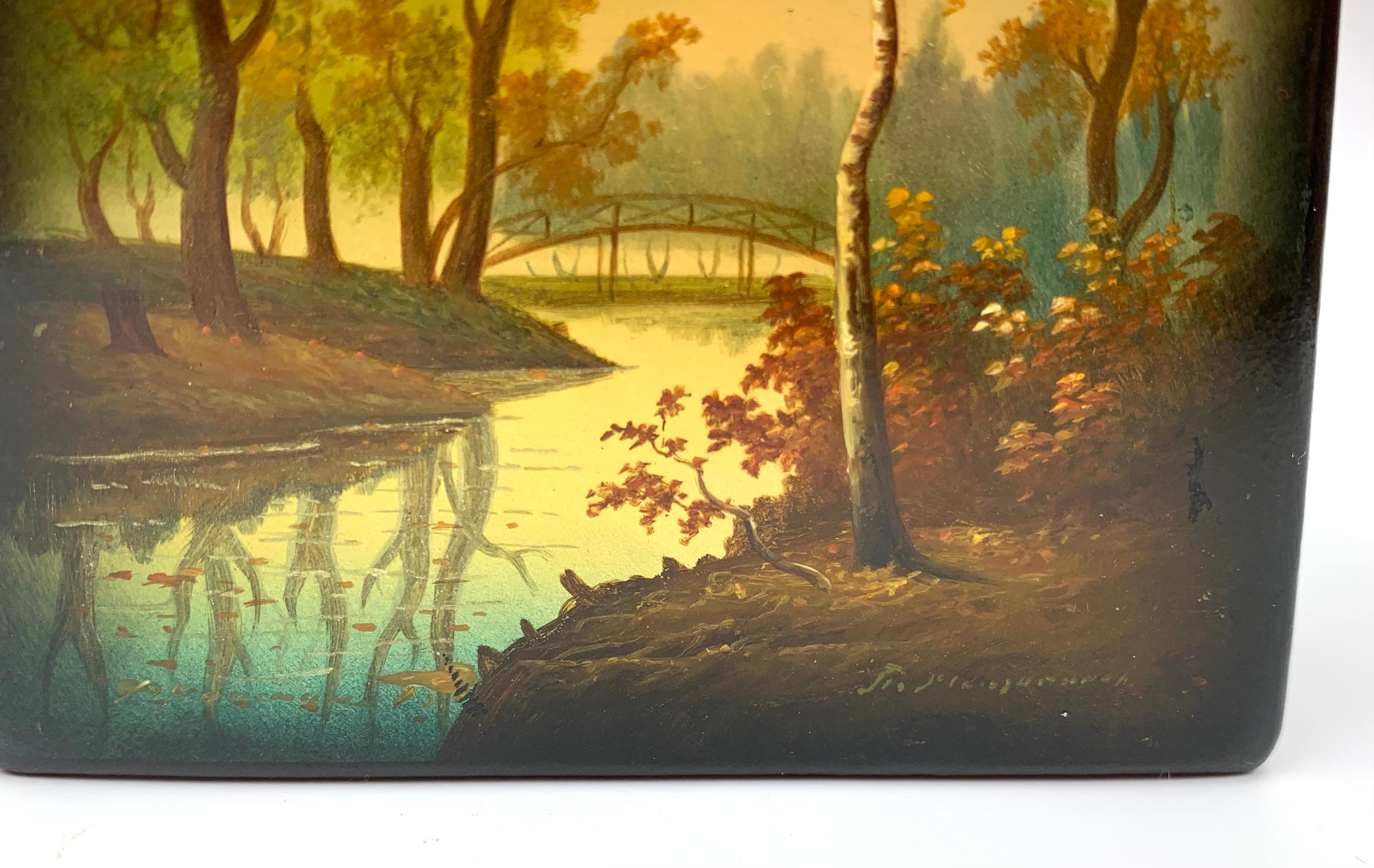 XX secolo Scatola di lacca sovietica Fedoskino dipinta a mano con un paesaggio autunnale dorato in vendita