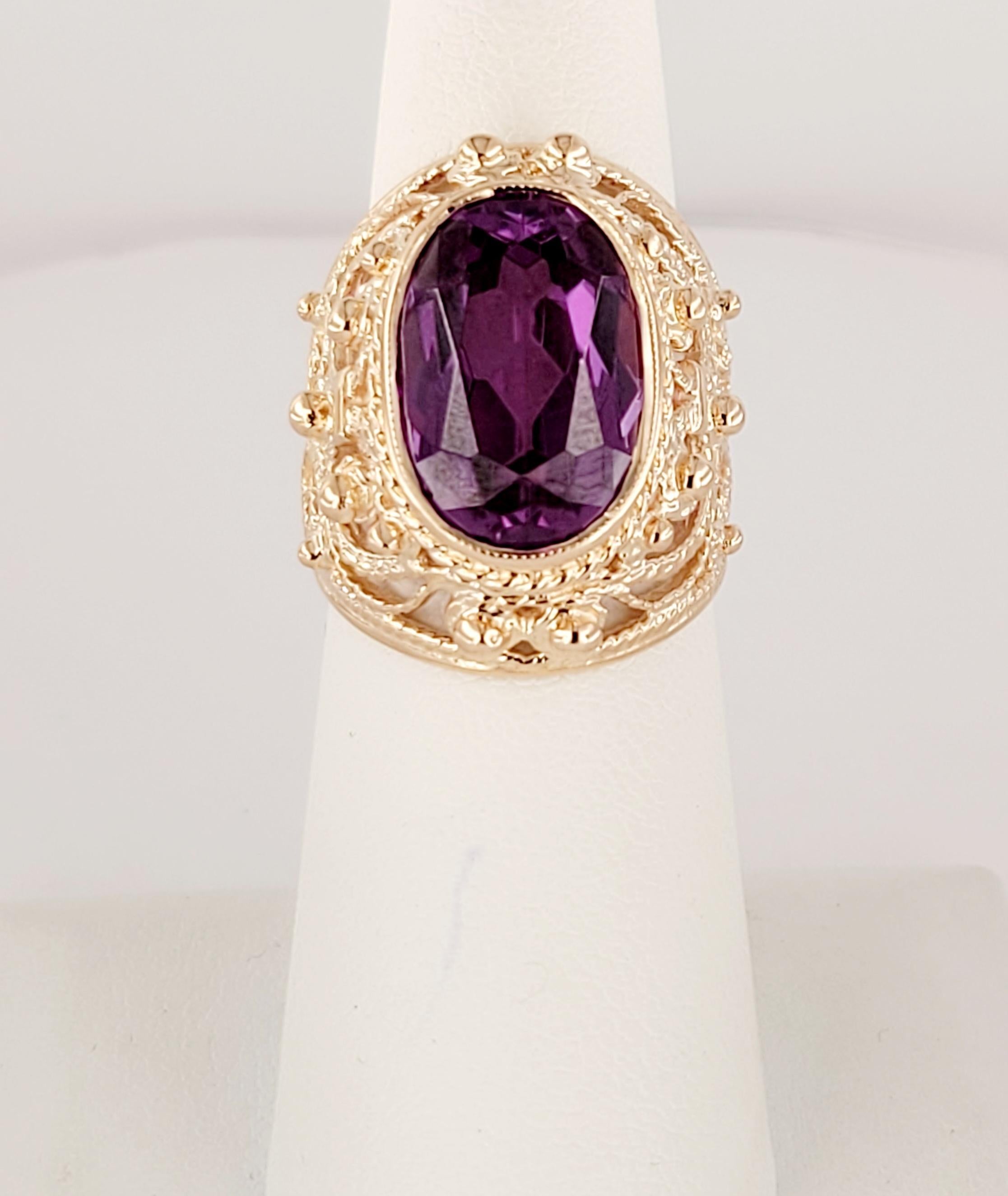 Vintage USSR Sowjetunion 6 Karat
Oval blau / lila Labor erstellt Alexandrit 6 ctw
MATERIAL 14K Gelbgold
Ring Größe 6
Ring Gewicht 12.6gr 
Geschlecht Unisex
Zustand Neuwertig, wie neu
Verkaufspreis $3000