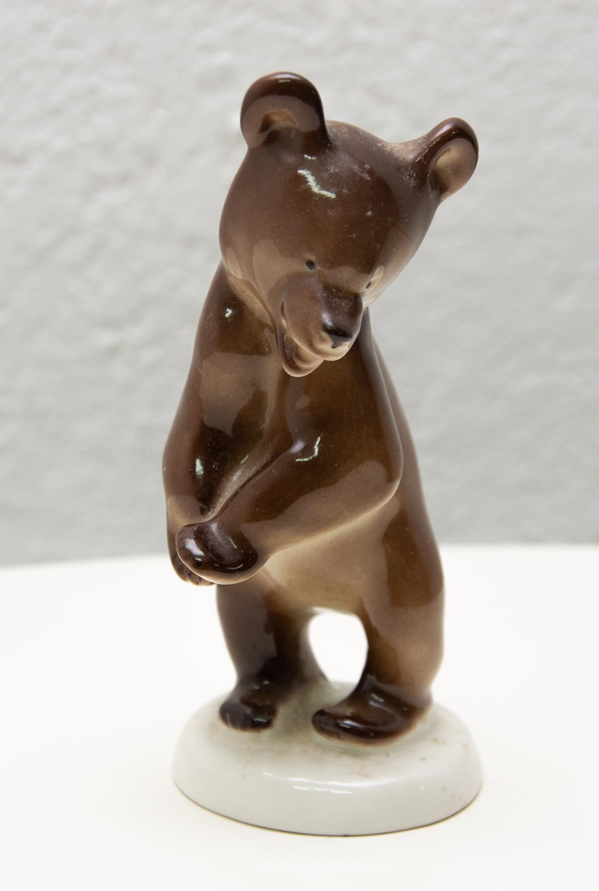 Sculpture en céramique représentant un ours, réalisée par la société Lomonosov dans l'ancienne URSS dans les années 1970. La sculpture est réalisée en céramique.
La statuette est en très bon état Vintage.