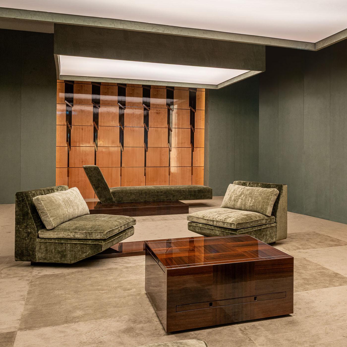 Sovrana è un ibrido tra una chaise longue e un daybed, ideale per gli spazi abitativi e di relax. Presenta una base in eucalipto laccato poliestere lucido con un motivo a scacchiera di grande impatto visivo che funge da raffinato elemento