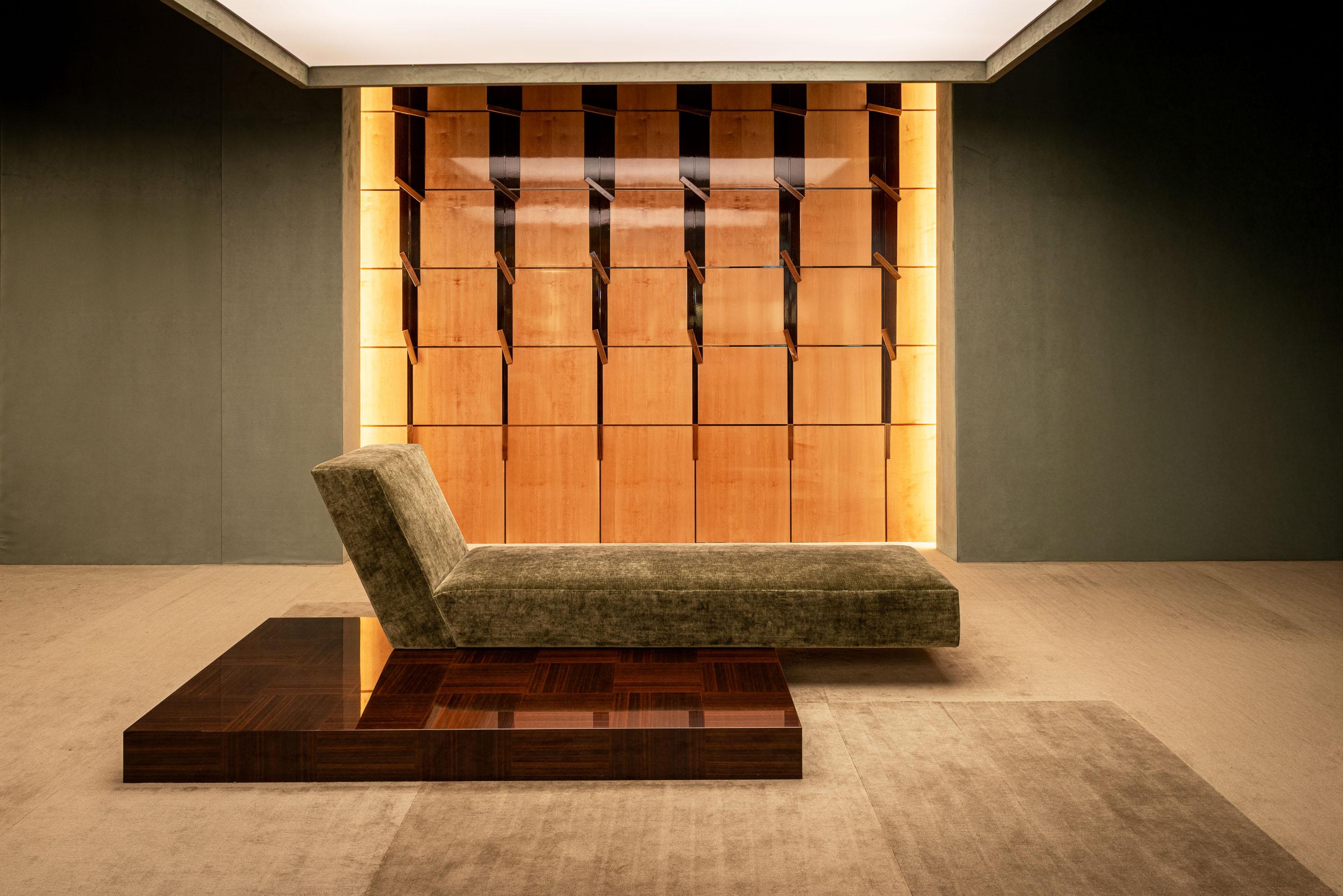 Italiano SOVRANA Chaise Longue imbottita in velluto verde / Daybed con base intarsiata in vendita