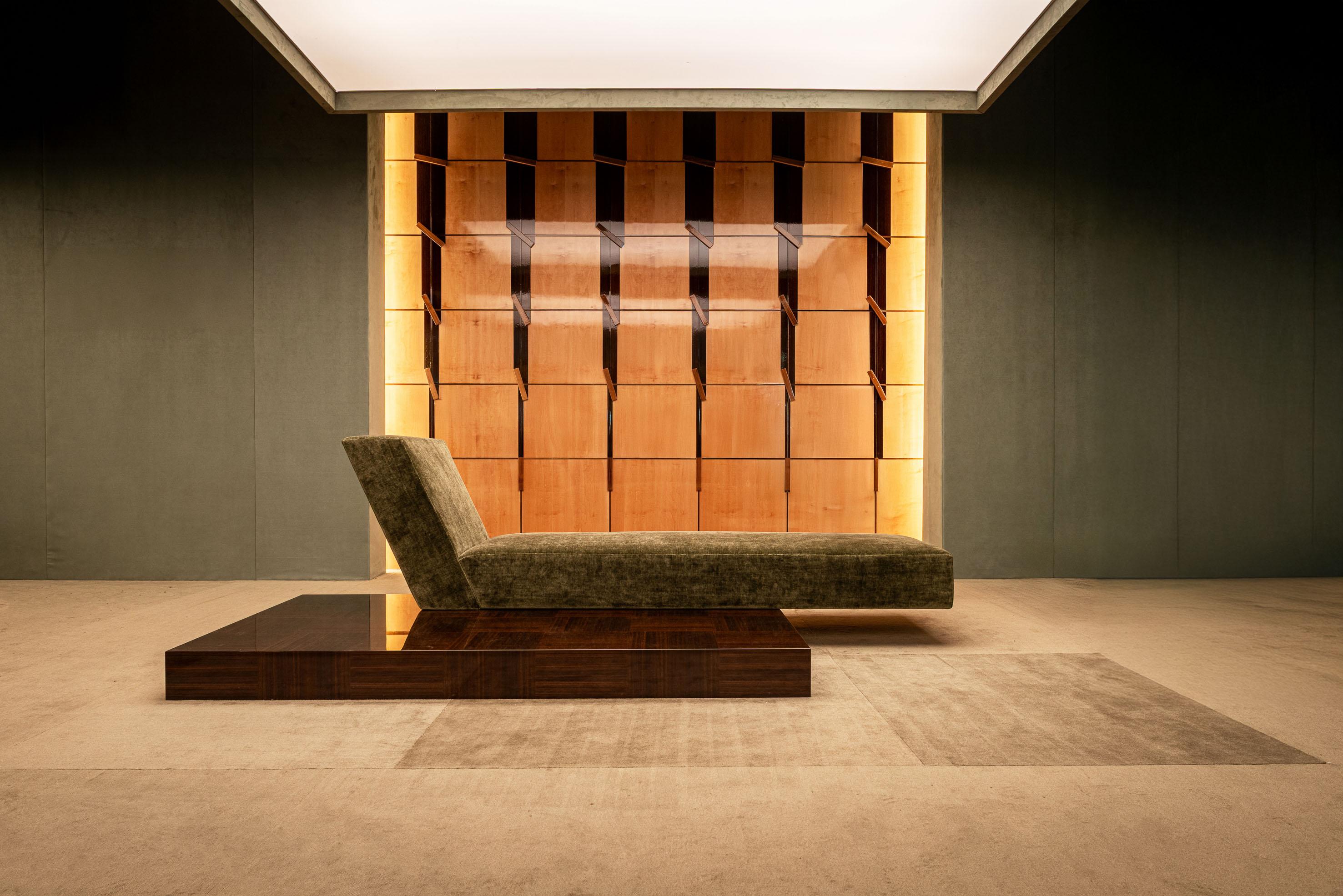 Fatto a mano SOVRANA Chaise Longue imbottita in velluto verde / Daybed con base intarsiata in vendita