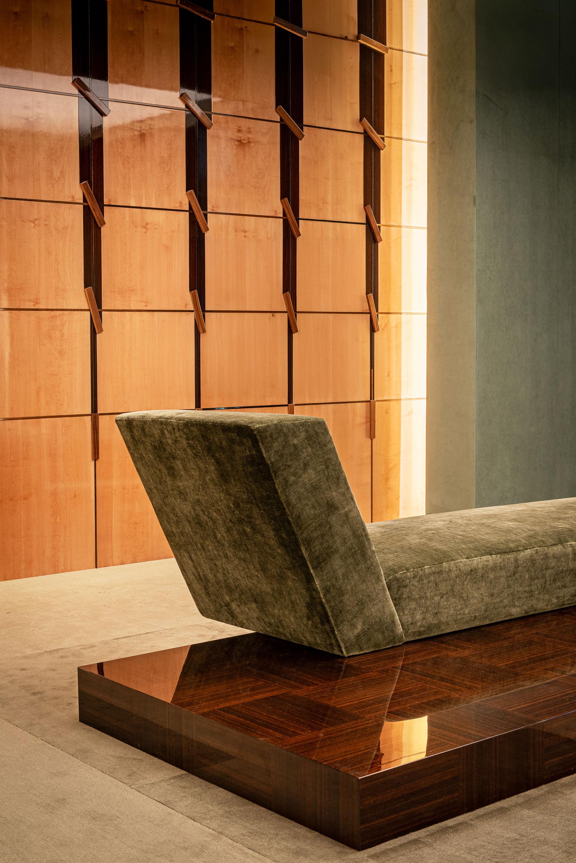 XXI secolo e contemporaneo SOVRANA Chaise Longue imbottita in velluto verde / Daybed con base intarsiata in vendita