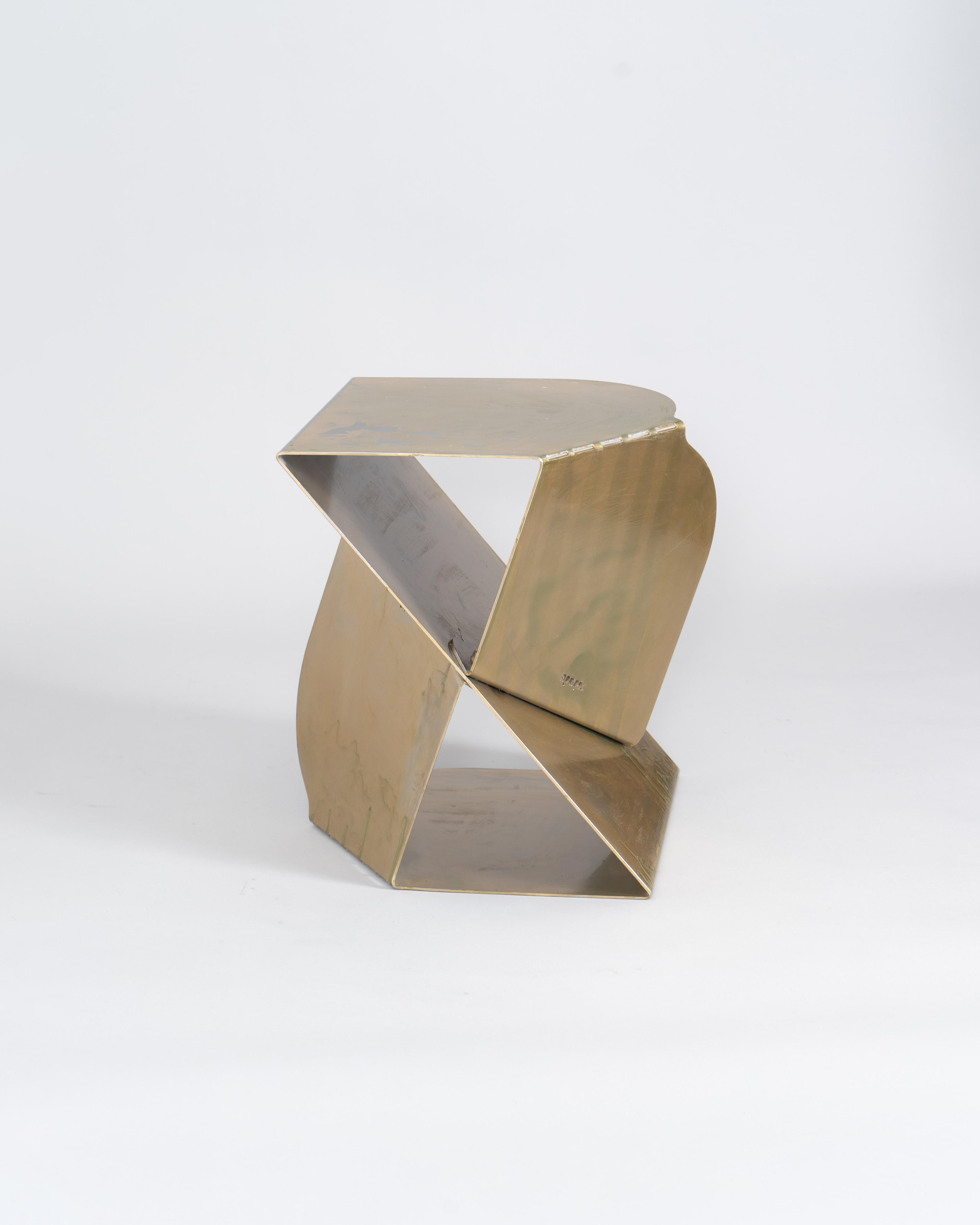 La table SovraP représente une fusion exquise entre le design contemporain et l'artisanat italien. Fabriqué avec soin par l'Edizione Enrico Girotti, il se distingue par sa structure unique, entièrement façonnée à partir d'une seule pièce de métal