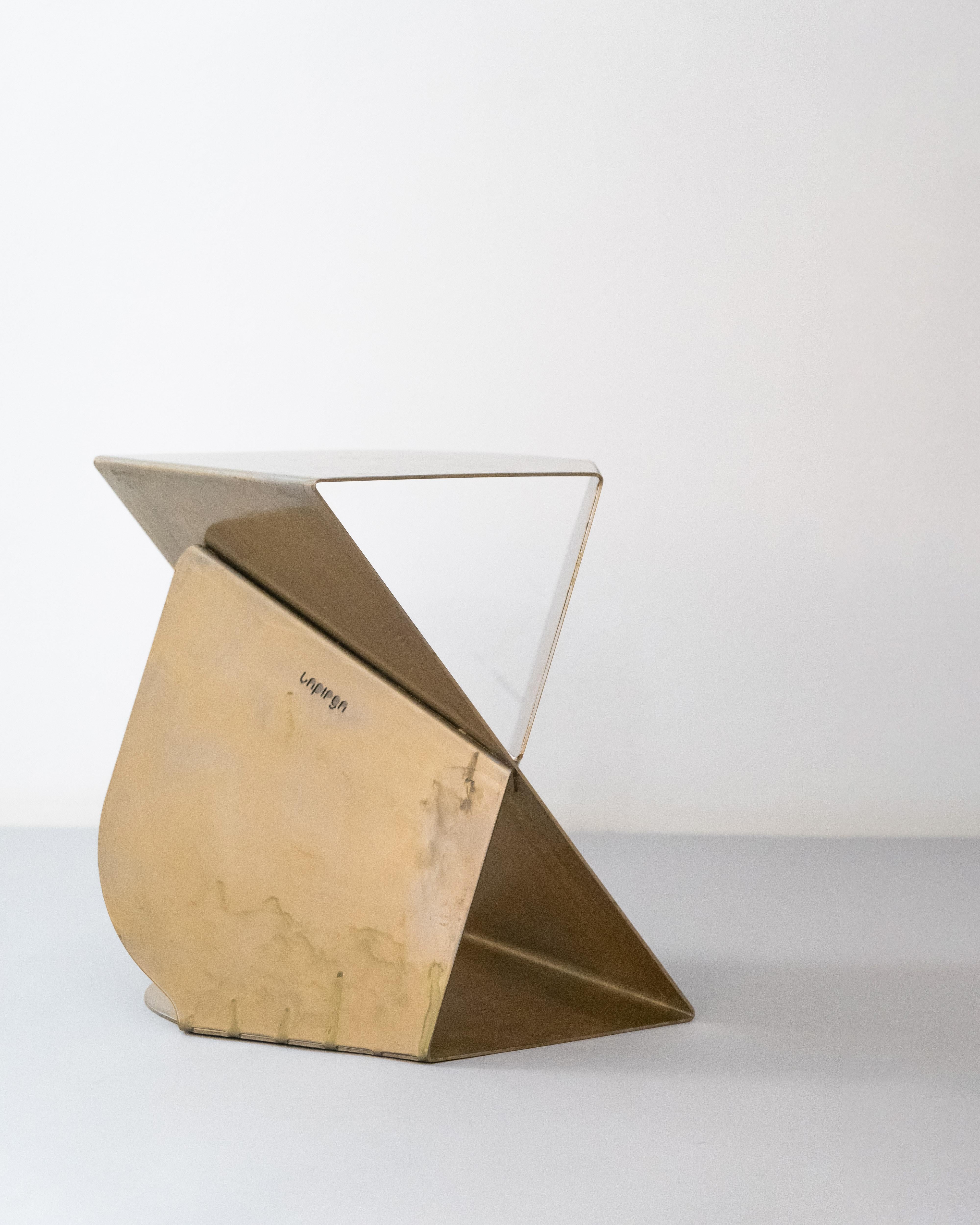 SovraP – Skulpturale Tische aus gefaltetem Metall, hergestellt in Italien von Edizioni Enrico Girotti (Postmoderne) im Angebot