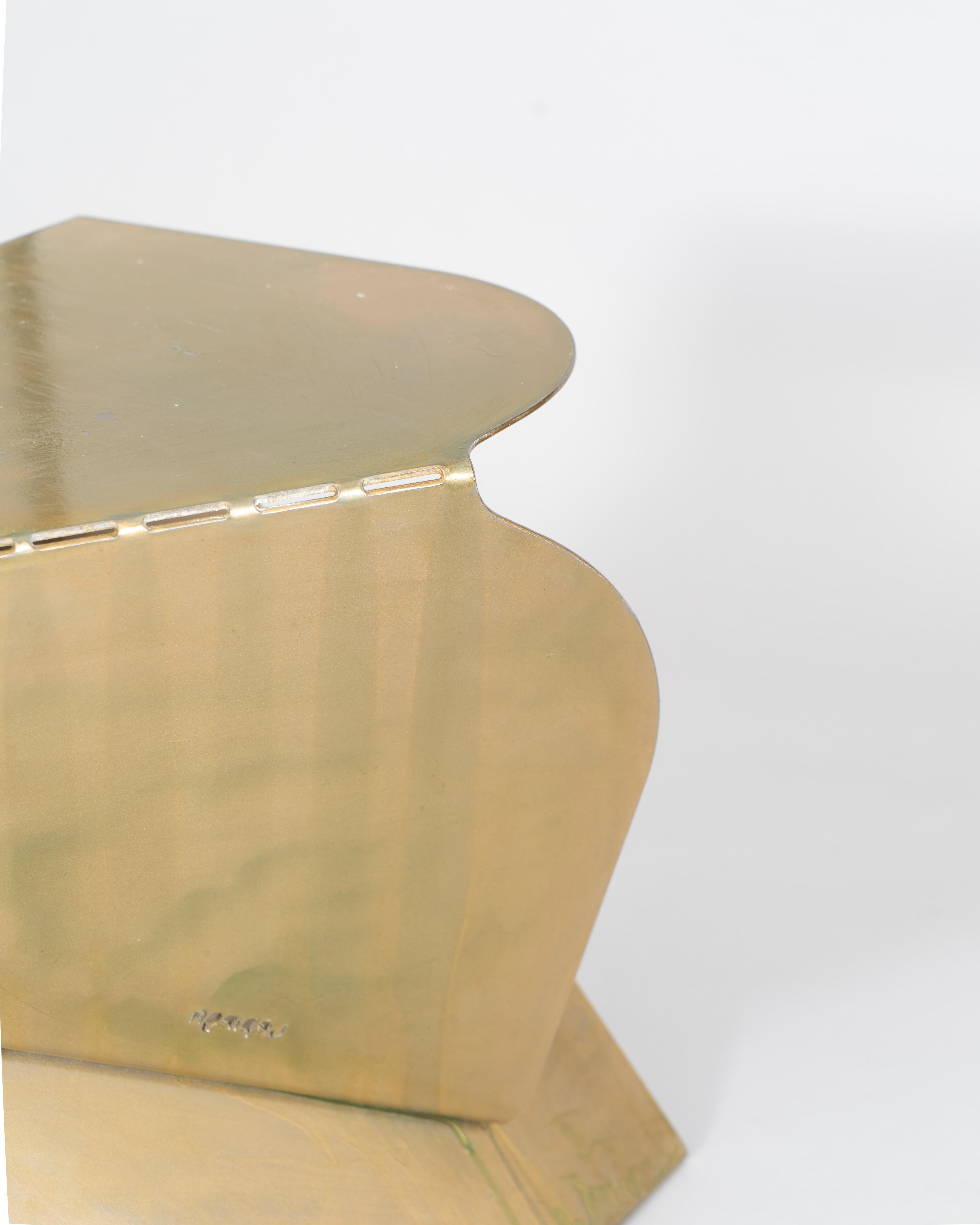 SovraP – Skulpturale Tische aus gefaltetem Metall, hergestellt in Italien von Edizioni Enrico Girotti (Bronziert) im Angebot
